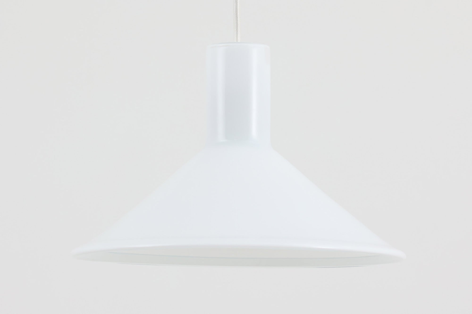 北欧より買い付けた、Holmgaard社製ビンテージランプです。Holmgaard社のペンダントライトの中でも人気の「P&T PENDEL」シリーズです。