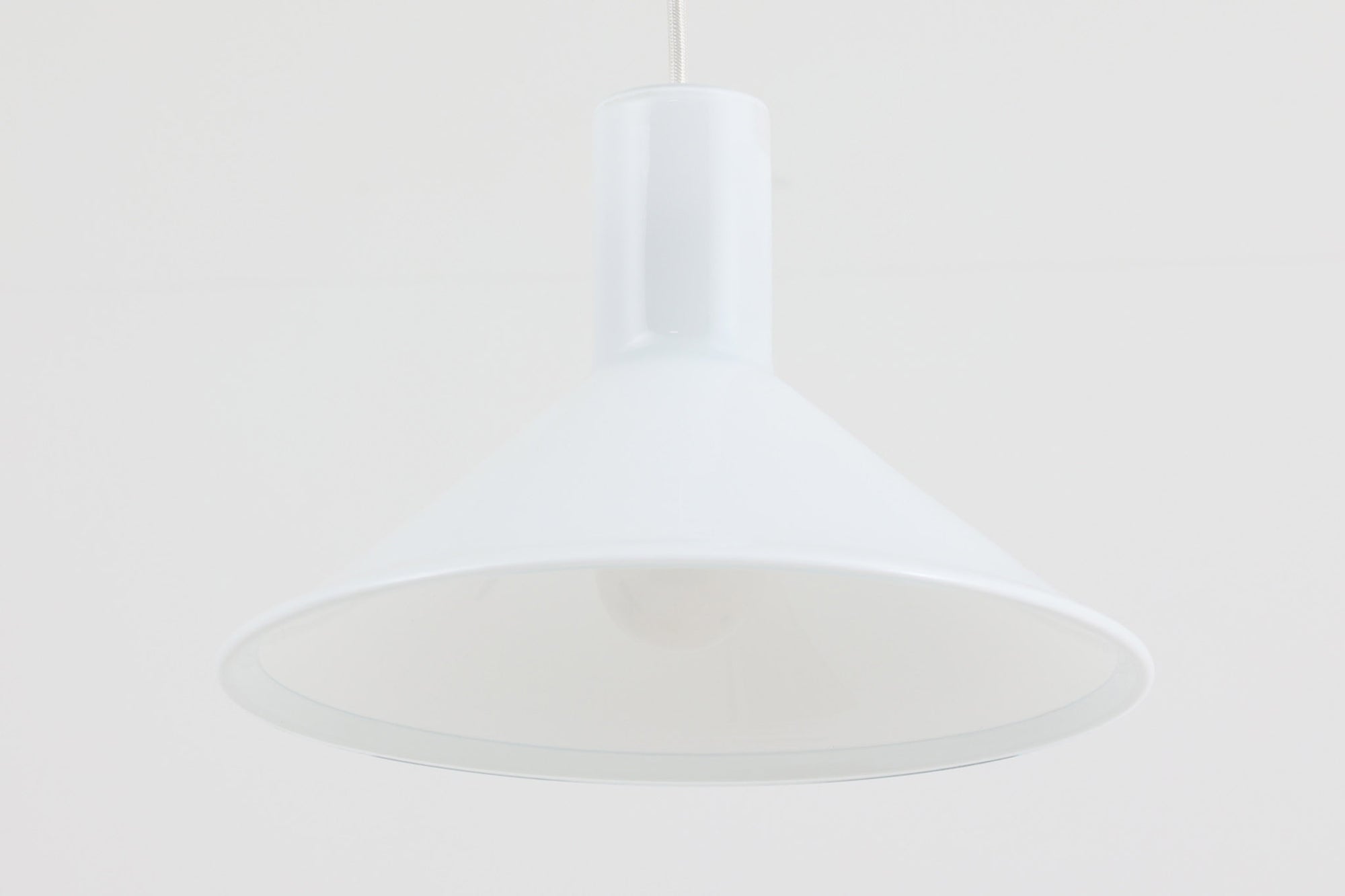 北欧より買い付けた、Holmgaard社製ビンテージランプです。Holmgaard社のペンダントライトの中でも人気の「P&amp;T PENDEL」シリーズです。