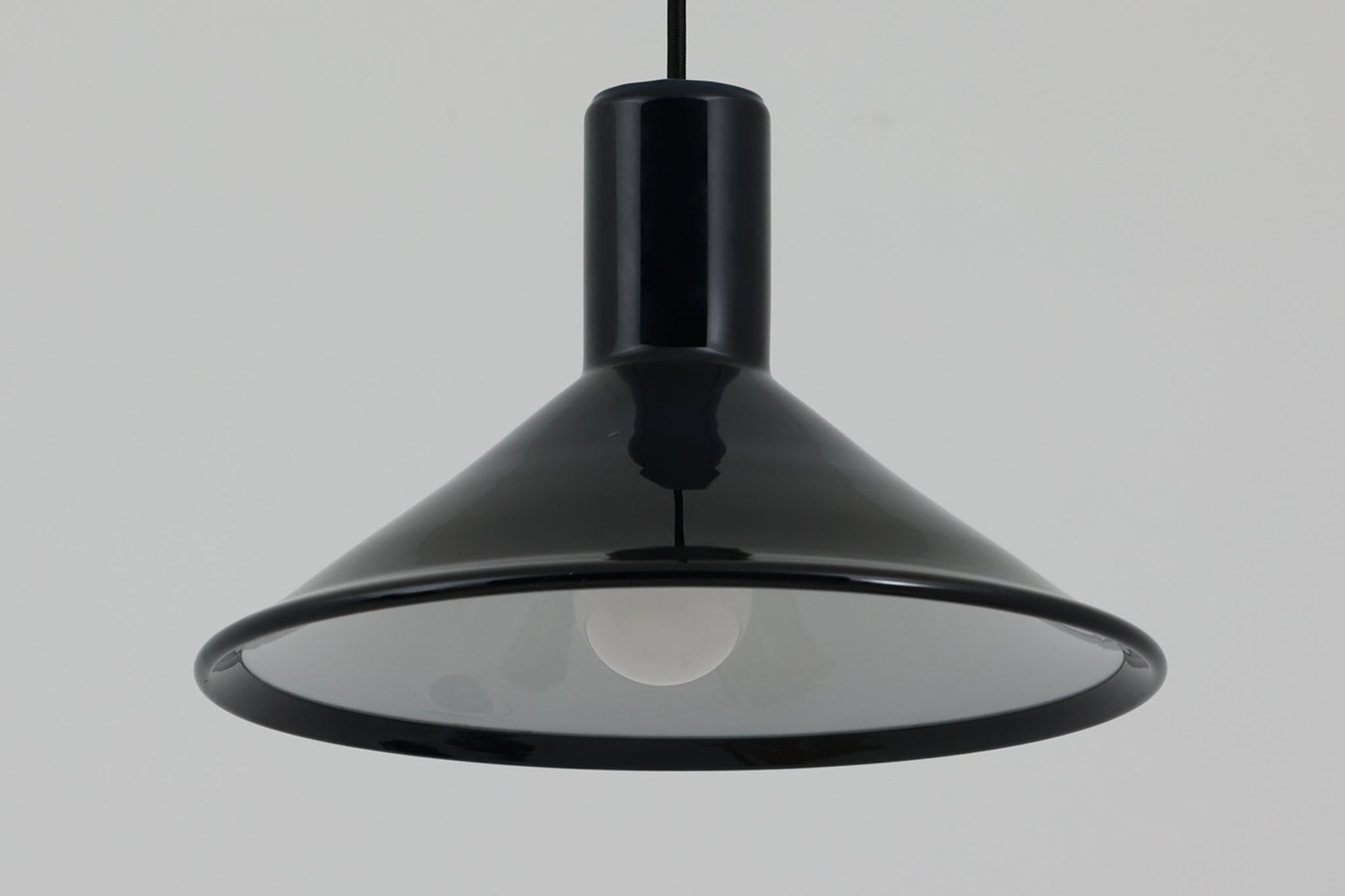 Holmgaard社のペンダントライトの中でも人気の「P&amp;T PENDEL」シリーズで内と外側の2層の色味が特徴的です。こちらはブルー色で現地でも中々見かけないレアカラーとなります。消灯＆点灯時にそれぞれ違った表情を見せてくれる素敵なデザインです。