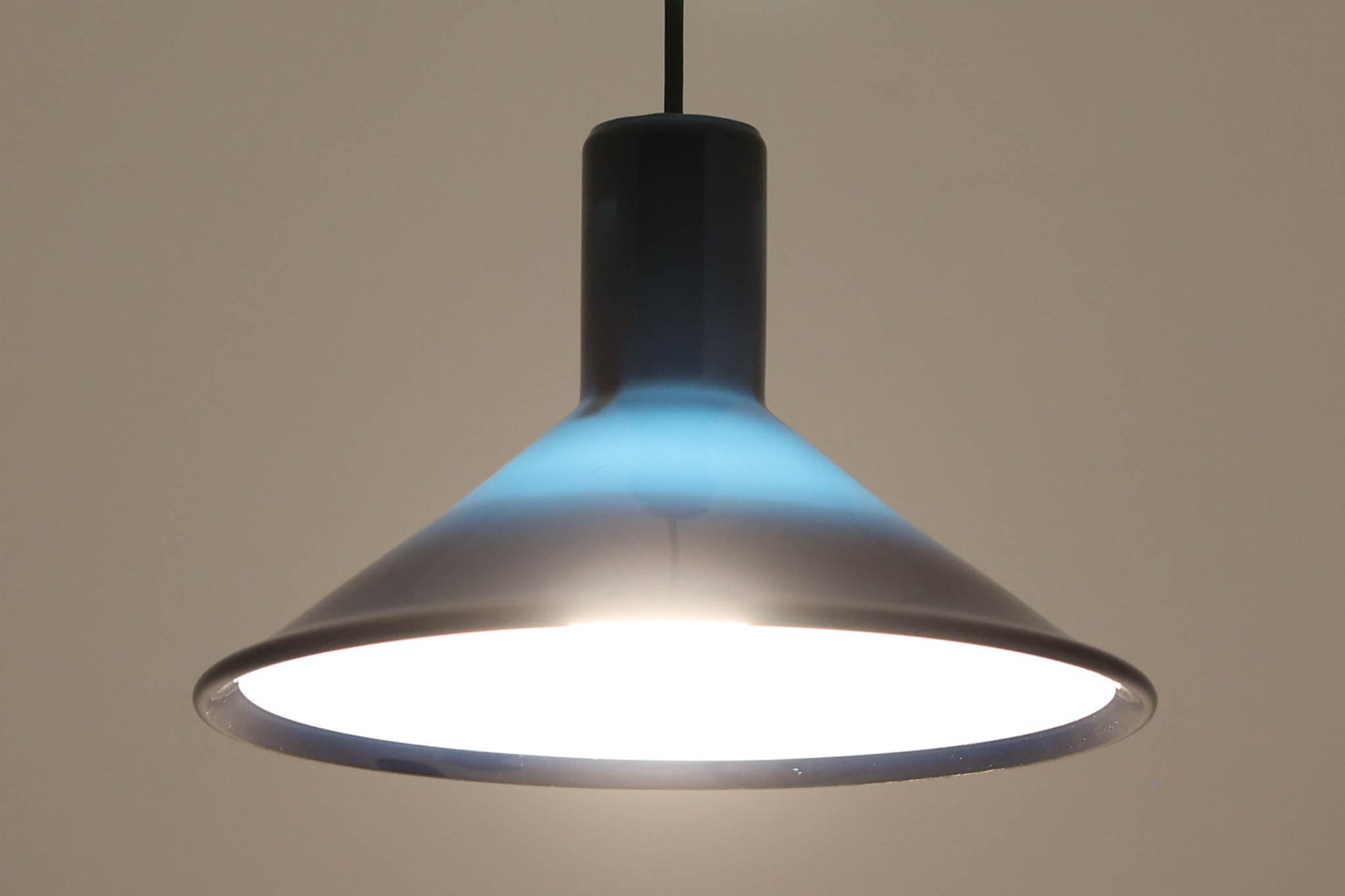 Holmgaard社のペンダントライトの中でも人気の「P&amp;T PENDEL」シリーズで内と外側の2層の色味が特徴的です。こちらはブルー色で現地でも中々見かけないレアカラーとなります。消灯＆点灯時にそれぞれ違った表情を見せてくれる素敵なデザインです。