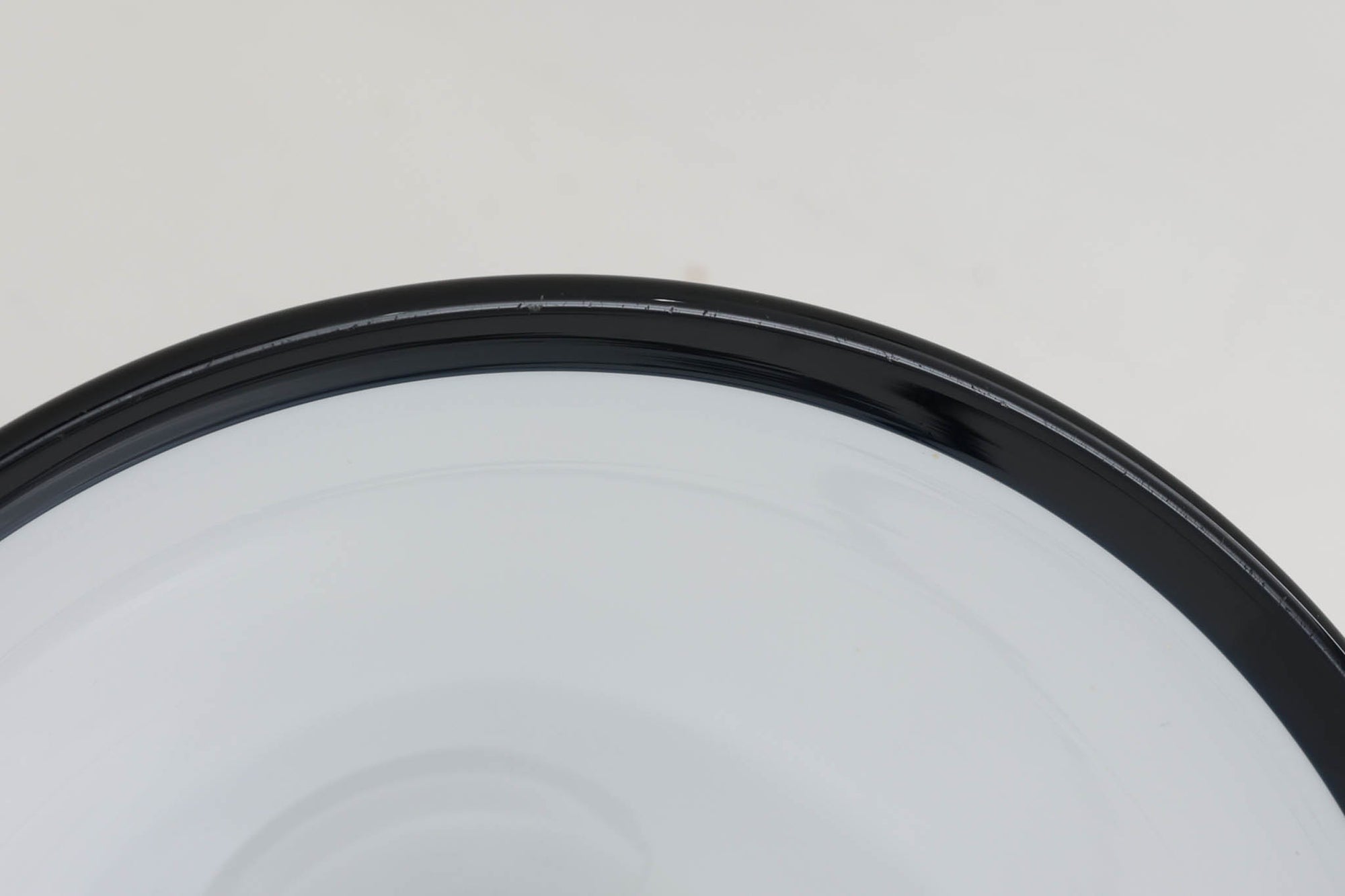 Holmgaard社のペンダントライトの中でも人気の「P&amp;T PENDEL」シリーズで内と外側の2層の色味が特徴的です。こちらはブルー色で現地でも中々見かけないレアカラーとなります。消灯＆点灯時にそれぞれ違った表情を見せてくれる素敵なデザインです。