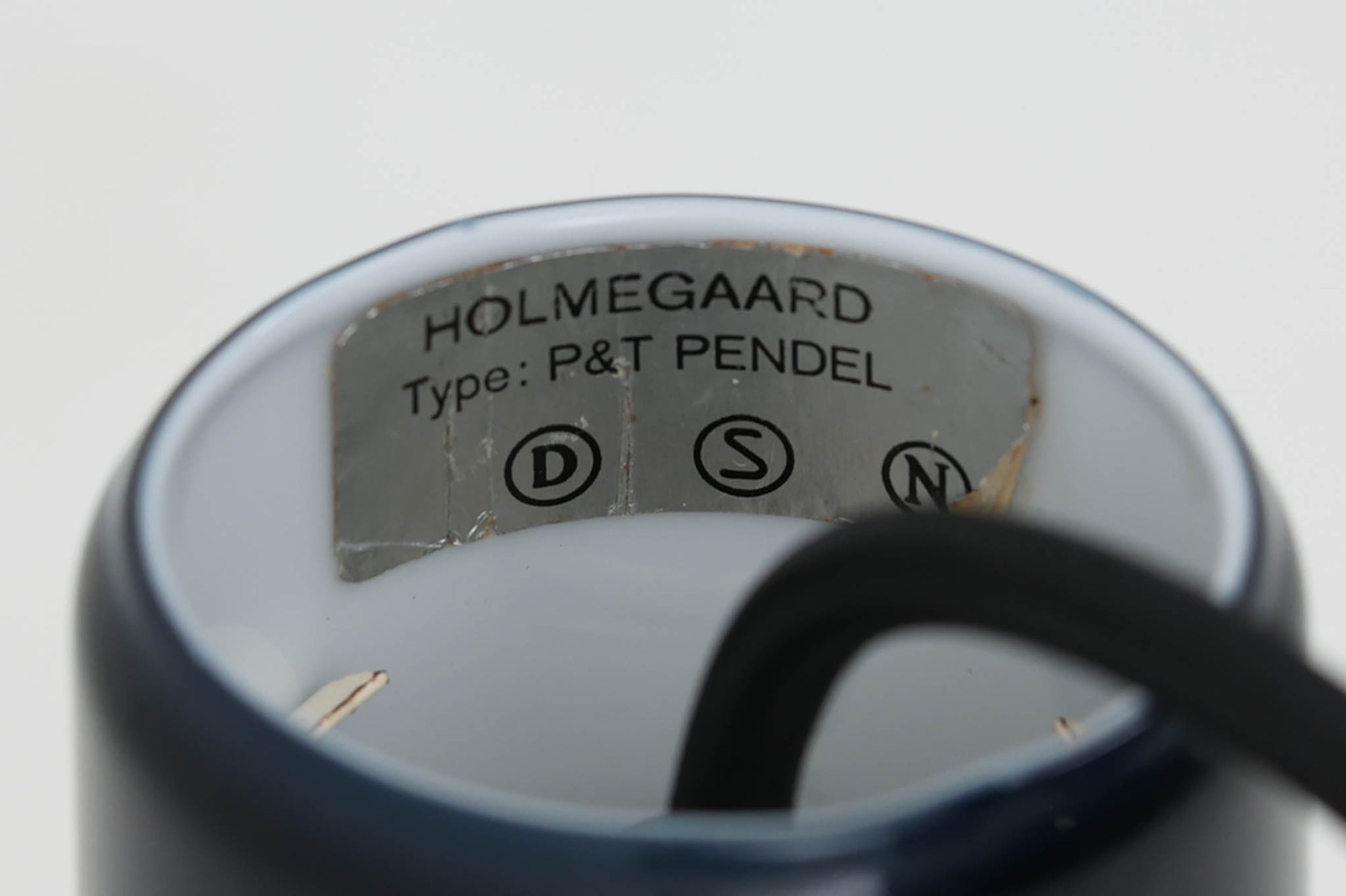 Holmgaard社のペンダントライトの中でも人気の「P&amp;T PENDEL」シリーズで内と外側の2層の色味が特徴的です。こちらはブルー色で現地でも中々見かけないレアカラーとなります。消灯＆点灯時にそれぞれ違った表情を見せてくれる素敵なデザインです。