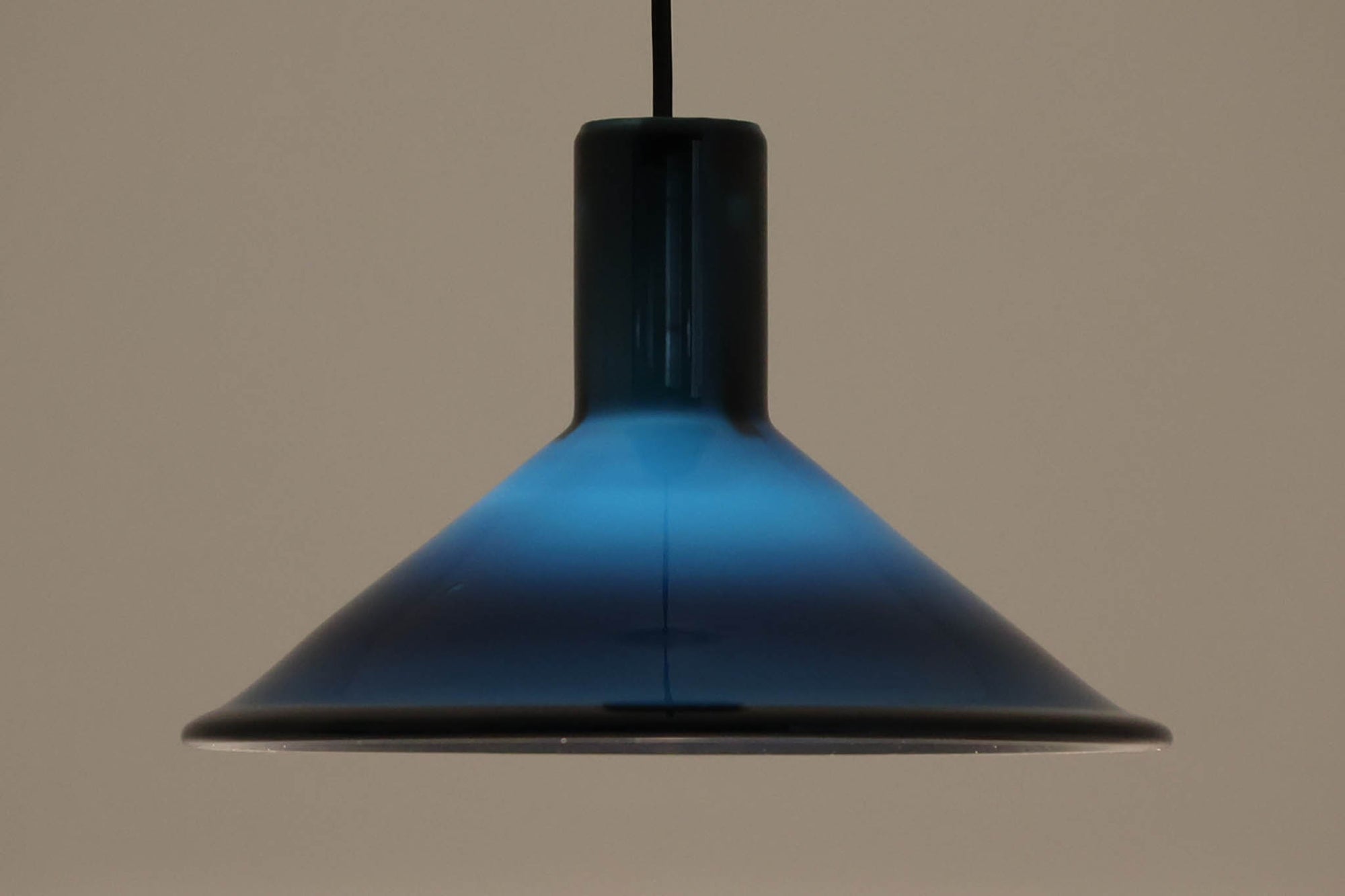 Holmgaard社のペンダントライトの中でも人気の「P&T PENDEL」シリーズで内と外側の2層の色味が特徴的です。こちらはブルー色で現地でも中々見かけないレアカラーとなります。消灯＆点灯時にそれぞれ違った表情を見せてくれる素敵なデザインです。
