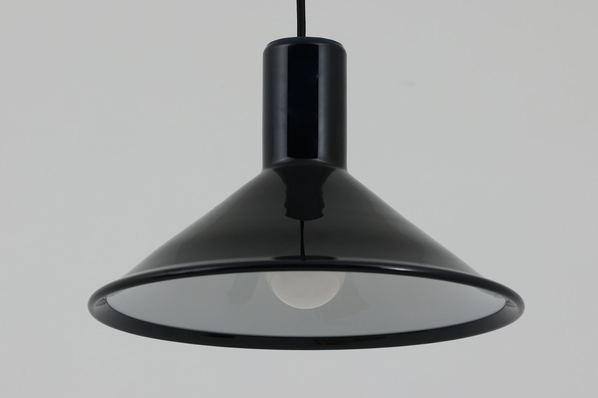 Holmgaard社のペンダントライトの中でも人気の「P&amp;T PENDEL」シリーズで内と外側の2層の色味が特徴的です。こちらはブルー色で現地でも中々見かけないレアカラーとなります。消灯＆点灯時にそれぞれ違った表情を見せてくれる素敵なデザインです。