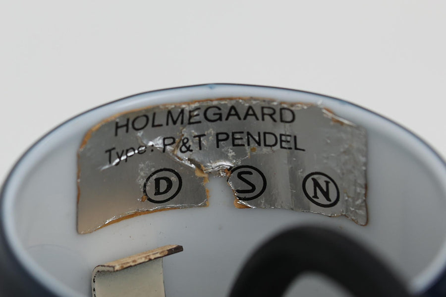 Holmgaard社のペンダントライトの中でも人気の「P&T PENDEL」シリーズで内と外側の2層の色味が特徴的です。こちらはブルー色で現地でも中々見かけないレアカラーとなります。消灯＆点灯時にそれぞれ違った表情を見せてくれる素敵なデザインです。