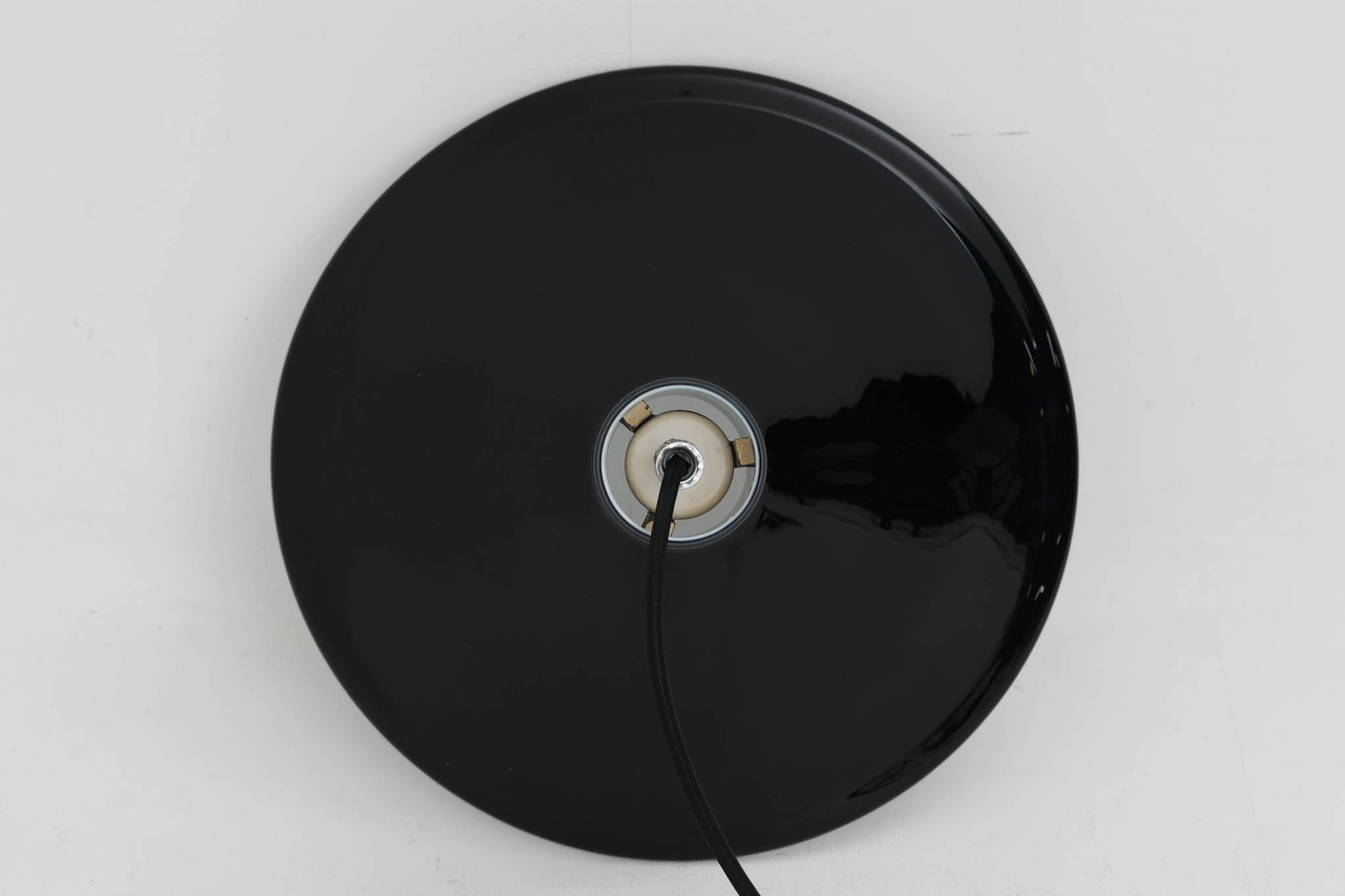 Holmgaard社のペンダントライトの中でも人気の「P&amp;T PENDEL」シリーズで内と外側の2層の色味が特徴的です。こちらはブルー色で現地でも中々見かけないレアカラーとなります。消灯＆点灯時にそれぞれ違った表情を見せてくれる素敵なデザインです。