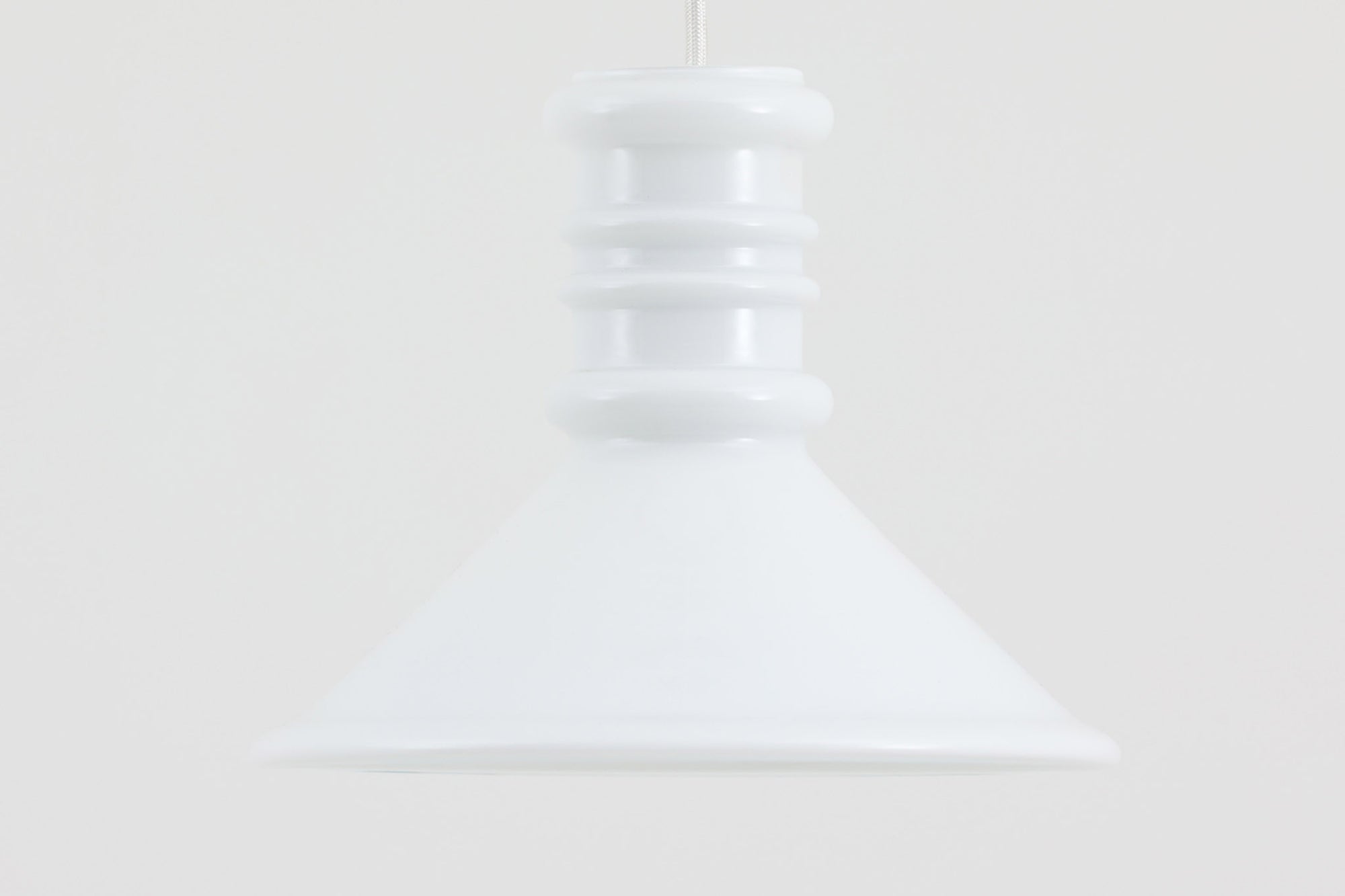 北欧より買い付けた、Holmgaard社製(現Royal Copenhagen)ビンテージランプです。現在は照明製品が作成されておらず希少価値の高いものとなっております。厚みのあるオパールガラスが使用されている「Apoteker」シリーズです。天井から吊るすだけでお部屋を可愛く演出してくれそうです。