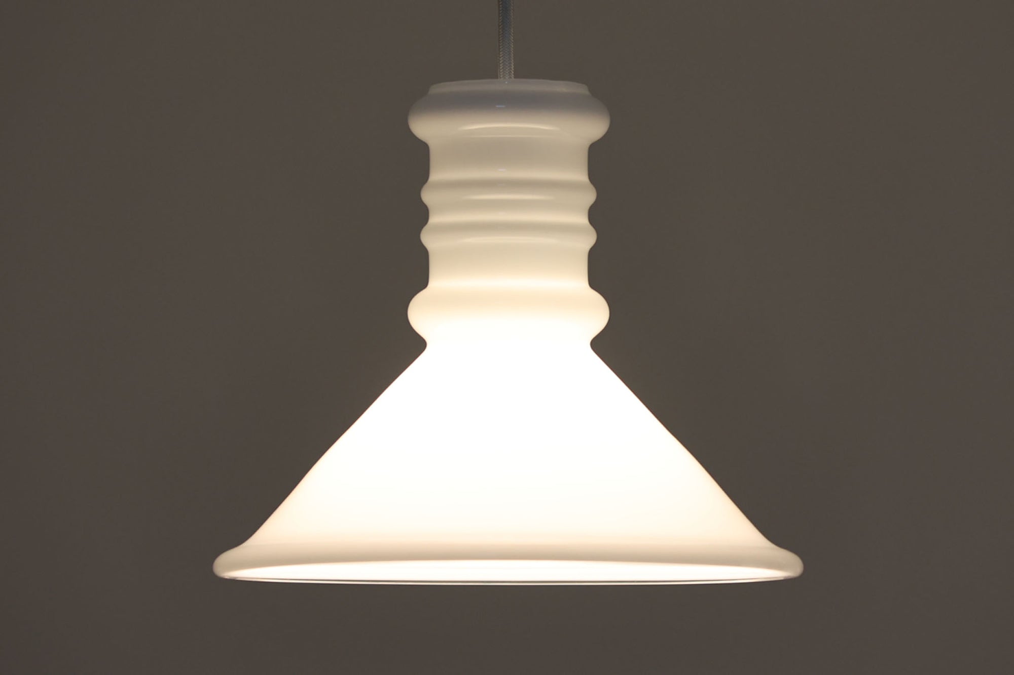 北欧より買い付けた、Holmgaard社製(現Royal Copenhagen)ビンテージランプです。現在は照明製品が作成されておらず希少価値の高いものとなっております。厚みのあるオパールガラスが使用されている「Apoteker」シリーズです。天井から吊るすだけでお部屋を可愛く演出してくれそうです。