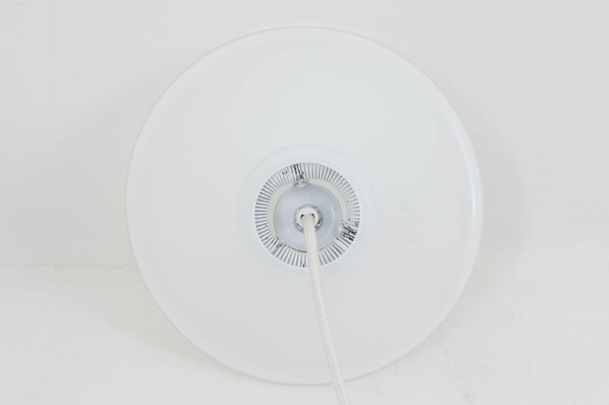 北欧より買い付けた、Holmgaard社製(現Royal Copenhagen)ビンテージランプです。現在は照明製品が作成されておらず希少価値の高いものとなっております。厚みのあるオパールガラスが使用されている「Apoteker」シリーズです。天井から吊るすだけでお部屋を可愛く演出してくれそうです。