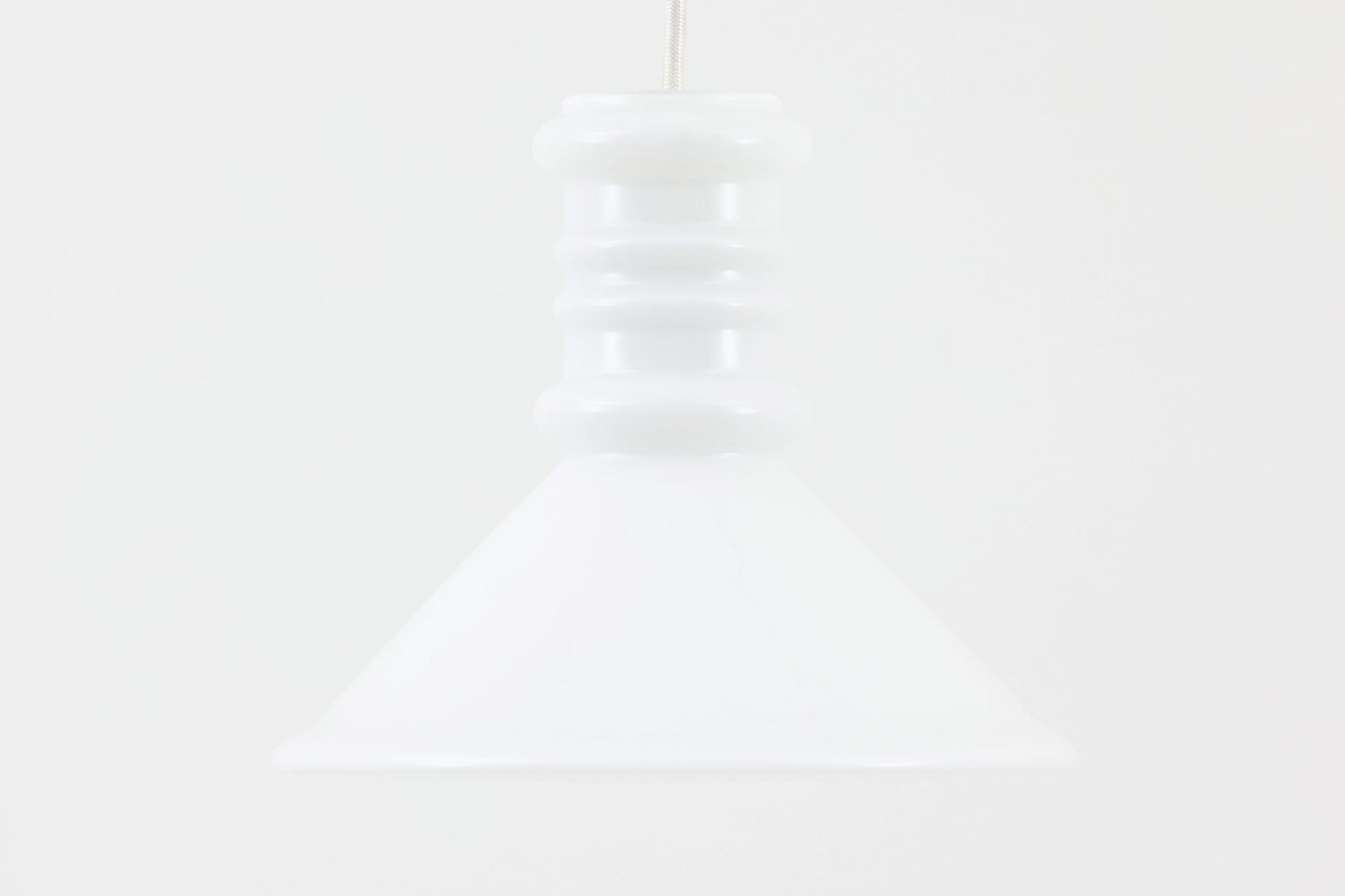 北欧より買い付けた、Holmgaard社製(現Royal Copenhagen)ビンテージランプです。現在は照明製品が作成されておらず希少価値の高いものとなっております。厚みのあるオパールガラスが使用されている「Apoteker」シリーズです。天井から吊るすだけでお部屋を可愛く演出してくれそうです。