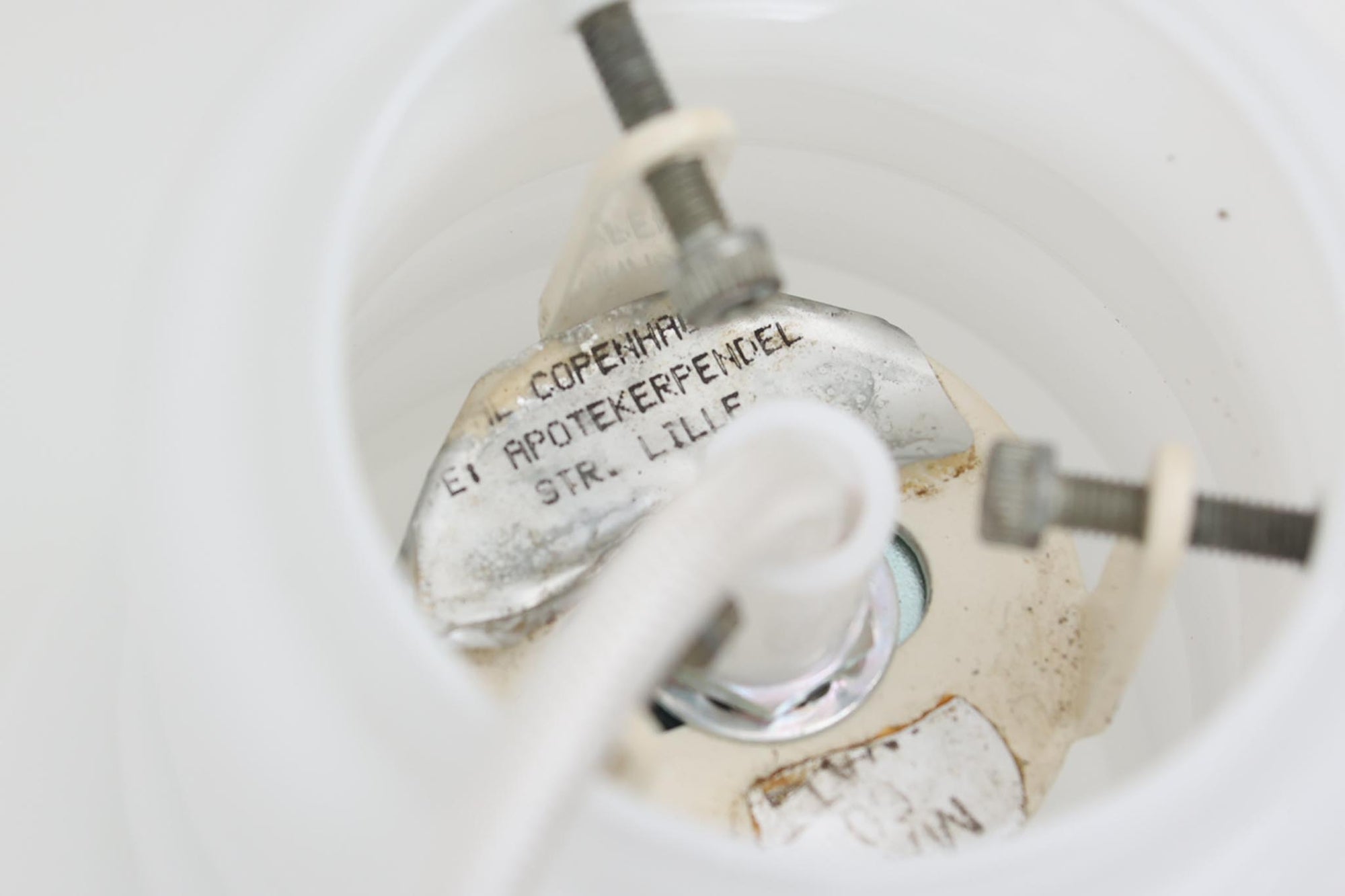 北欧より買い付けた、Holmgaard社製(現Royal Copenhagen)ビンテージランプです。現在は照明製品が作成されておらず希少価値の高いものとなっております。厚みのあるオパールガラスが使用されている「Apoteker」シリーズです。天井から吊るすだけでお部屋を可愛く演出してくれそうです。