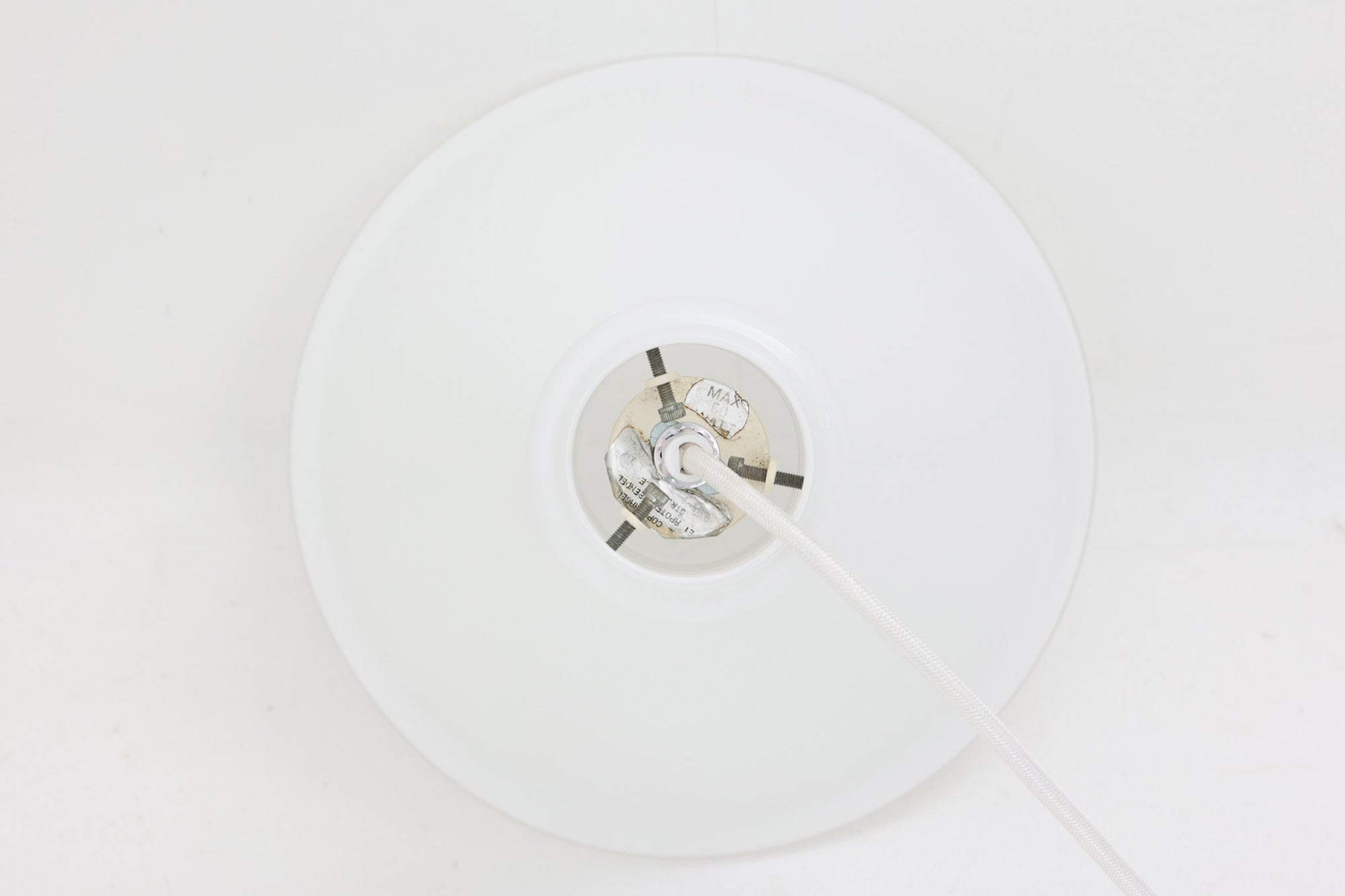 北欧より買い付けた、Holmgaard社製(現Royal Copenhagen)ビンテージランプです。現在は照明製品が作成されておらず希少価値の高いものとなっております。厚みのあるオパールガラスが使用されている「Apoteker」シリーズです。天井から吊るすだけでお部屋を可愛く演出してくれそうです。