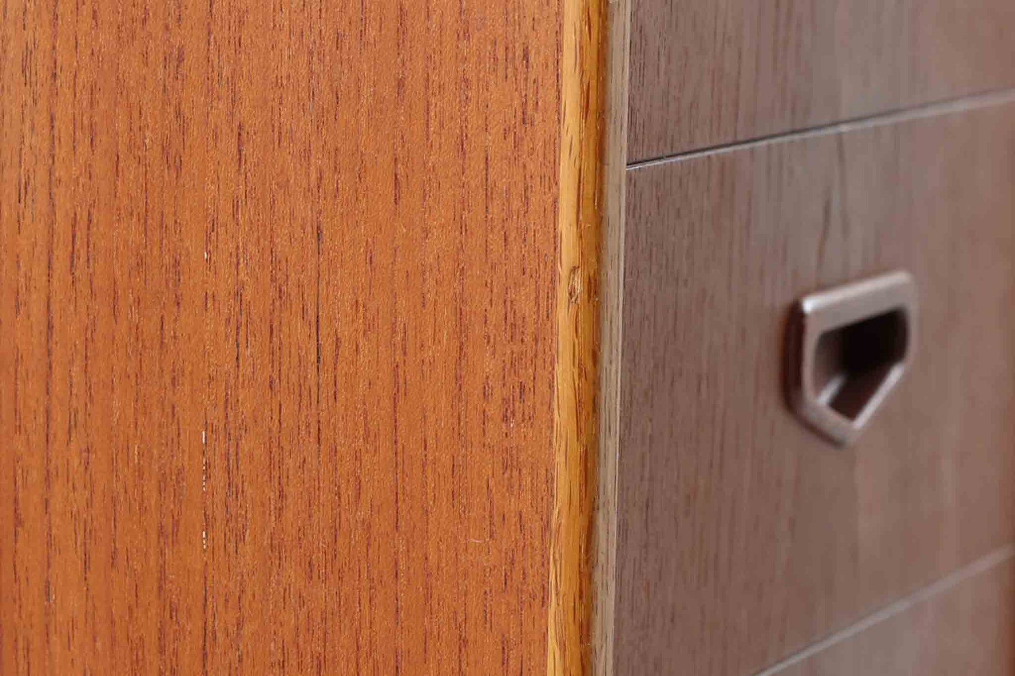 こちらはGoran Strandデザインのスウェーデン製ブーメラン型デスクで、Lelangs mobelfabrik社が製造したヴィンテージ家具です。チーク材とオーク材が使用されており、オーク材は脚や縁部分に施されており、スウェーデン家具らしい造りが特徴です。天板の奥側には返しがあり、実用性と美しさを兼ね備えています。デスクの後ろにはバックシェルフが設けられており、収納力も充実しています。温かみのある木材の組み合わせが、どんな空間にも調和し、優れた機能性とともに、ヴィンテージならではの魅力を感じさせてくれます。