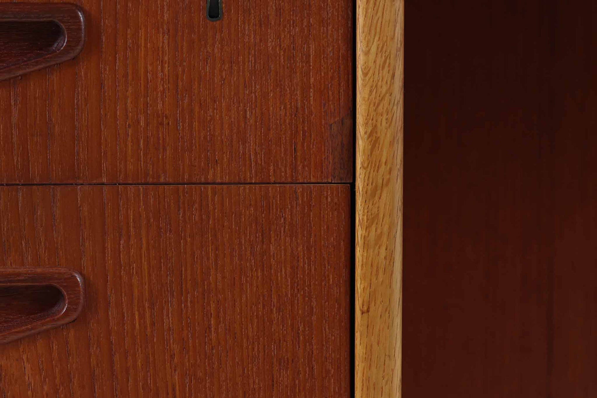 こちらはGoran Strandデザインのスウェーデン製ブーメラン型デスクで、Lelangs mobelfabrik社が製造したヴィンテージ家具です。チーク材とオーク材が使用されており、オーク材は脚や縁部分に施されており、スウェーデン家具らしい造りが特徴です。天板の奥側には返しがあり、実用性と美しさを兼ね備えています。デスクの後ろにはバックシェルフが設けられており、収納力も充実しています。温かみのある木材の組み合わせが、どんな空間にも調和し、優れた機能性とともに、ヴィンテージならではの魅力を感じさせてくれます。