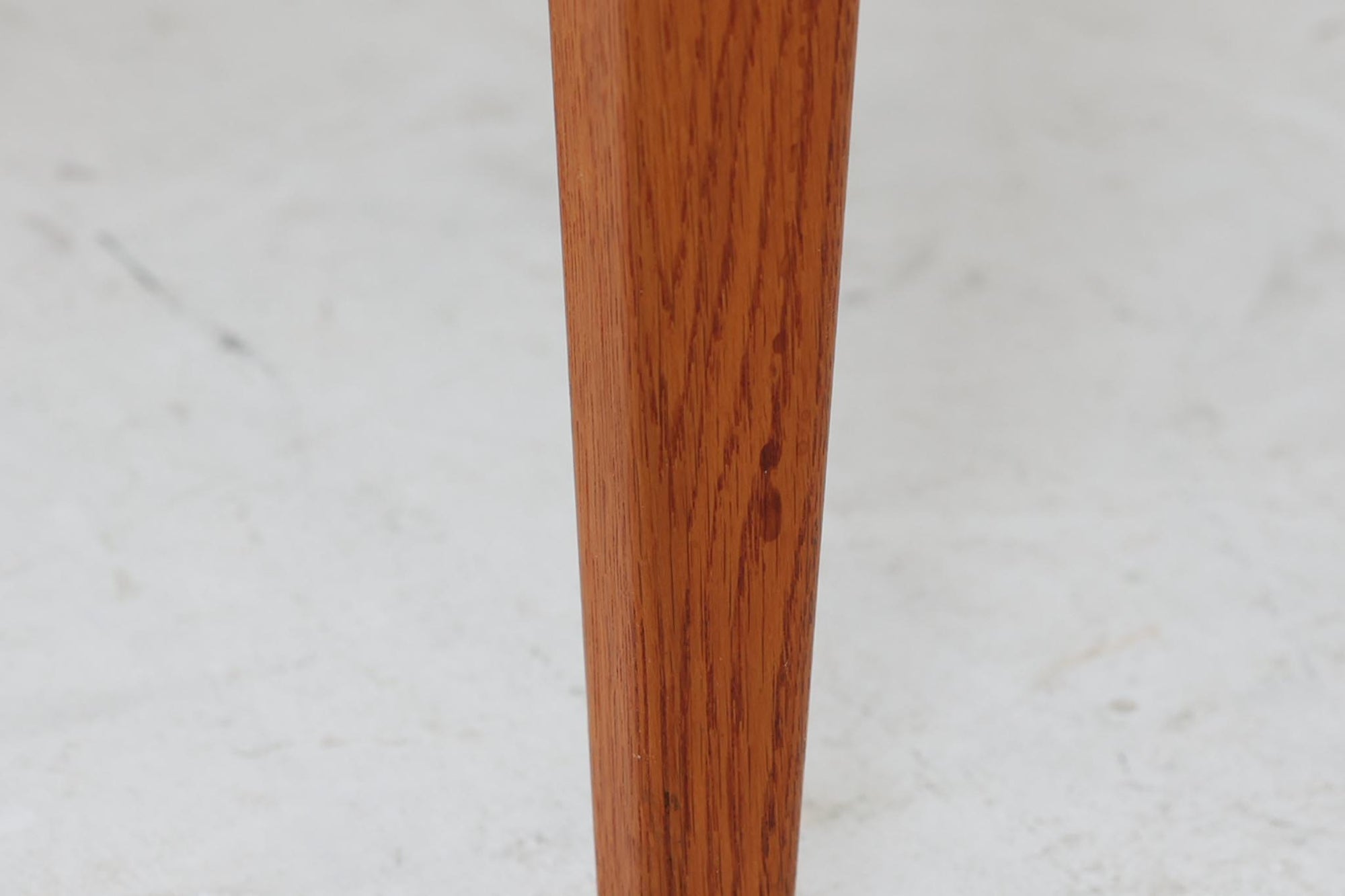 こちらはGoran Strandデザインのスウェーデン製ブーメラン型デスクで、Lelangs mobelfabrik社が製造したヴィンテージ家具です。チーク材とオーク材が使用されており、オーク材は脚や縁部分に施されており、スウェーデン家具らしい造りが特徴です。天板の奥側には返しがあり、実用性と美しさを兼ね備えています。デスクの後ろにはバックシェルフが設けられており、収納力も充実しています。温かみのある木材の組み合わせが、どんな空間にも調和し、優れた機能性とともに、ヴィンテージならではの魅力を感じさせてくれます。