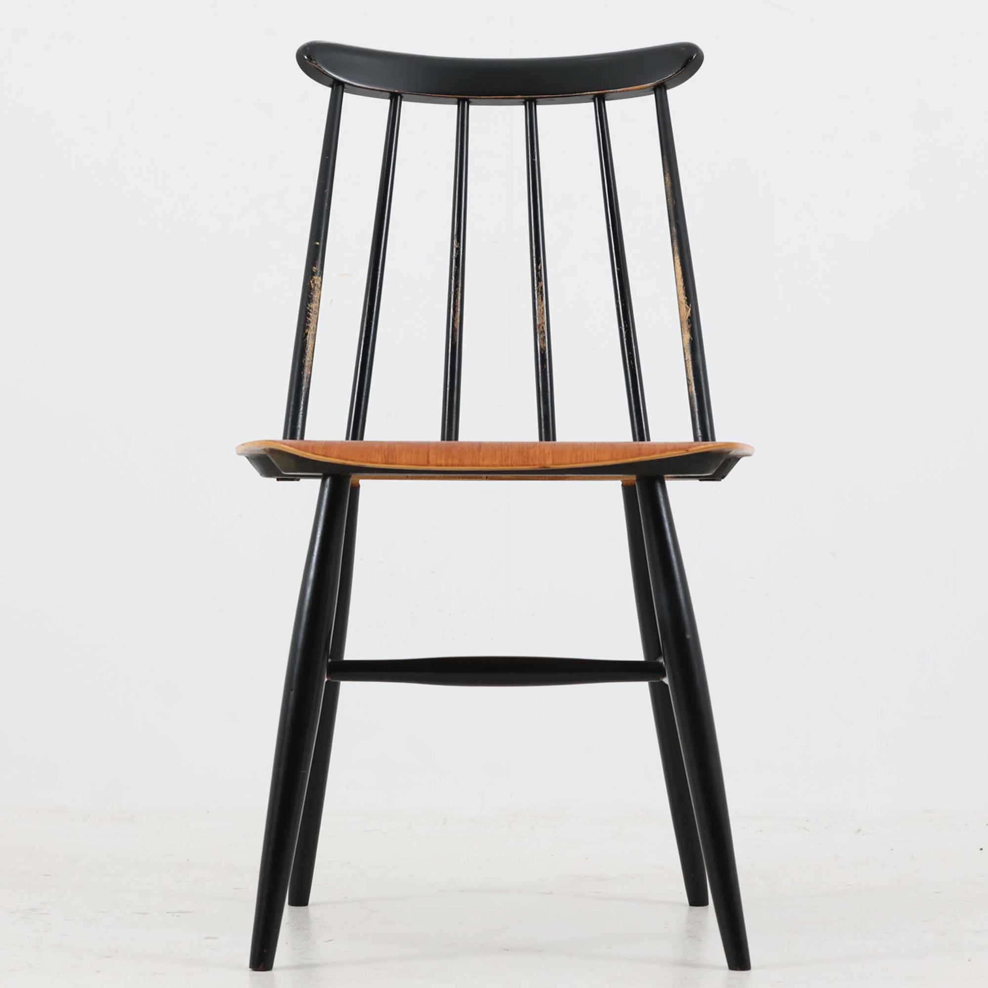 Ilmari Tapiovaara（イルマリ・タピオヴァーラ）がデザインし、スウェーデンのEDSBY VERKEN社から製造されたFannetチェアです。チーク材の座面とブラックペイントのフレームのコントラストが美しく、北欧らしいシンプルかつ温かみのある佇まいが魅力です。背もたれのスポークが軽やかな印象を与え、軽快ながらも安定感のある座り心地を実現しています。ダイニングやデスクチェアとしてはもちろん、単体で置いても存在感を放ち、経年による風合いがさらに味わいを深める一脚です。