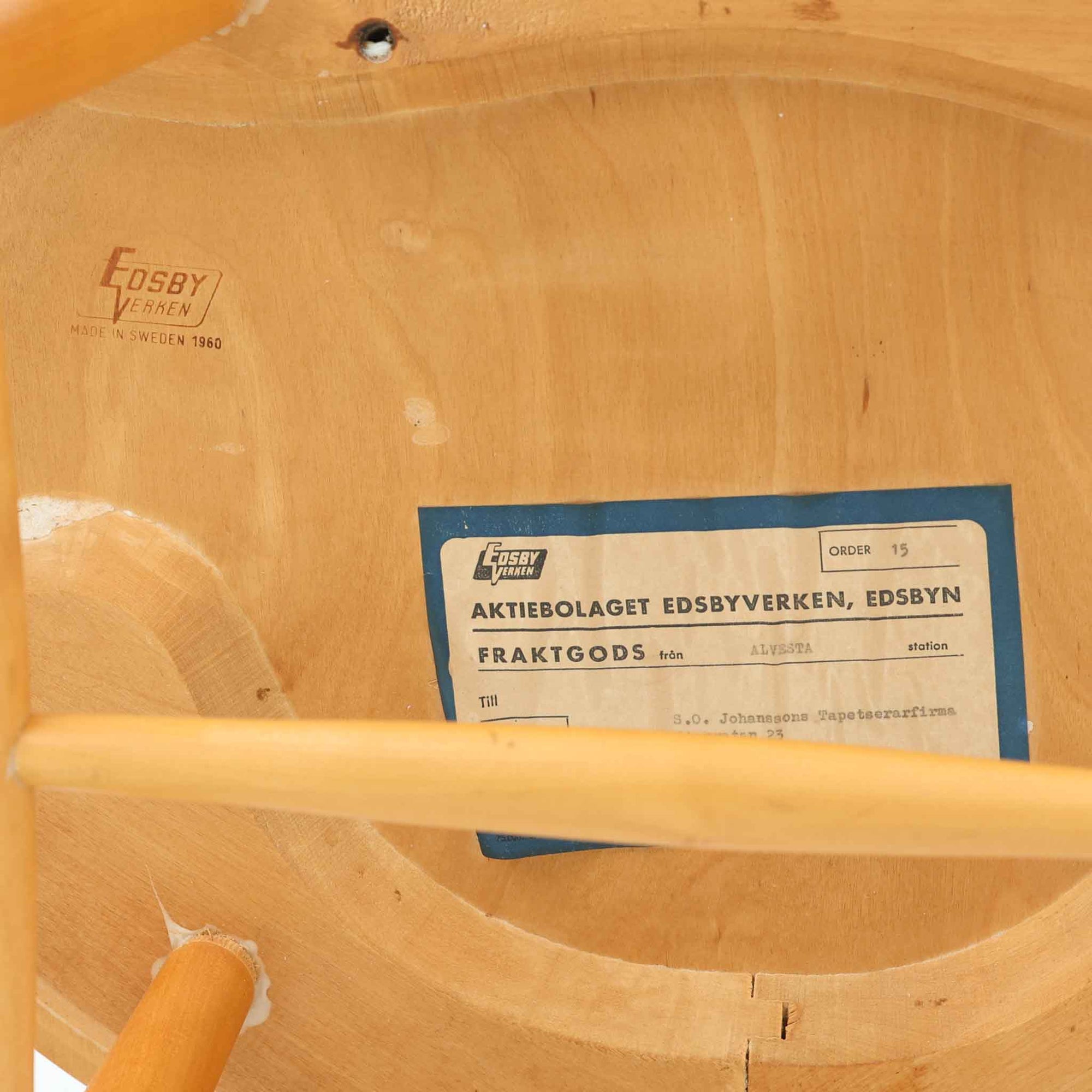 Ilmari Tapiovaaraがデザインを手掛け、Edsby Verkenより製造されたFannetダイニングチェアです。チーク材の座面とビーチ材フレームを組み合わせた美しいコントラストに加え、細身のスポークが並ぶ軽快な背もたれが北欧デザインらしい端正な佇まいを演出します。身体に自然と馴染む座面形状と堅牢な構造を備え、ダイニングチェアとしてはもちろん、書斎やリビングのアクセントチェアとしても活躍。時を重ねることで深みを増した木肌の風合いと、機能美を追求した名作ならではの存在感を楽しめる北欧ビンテージです。