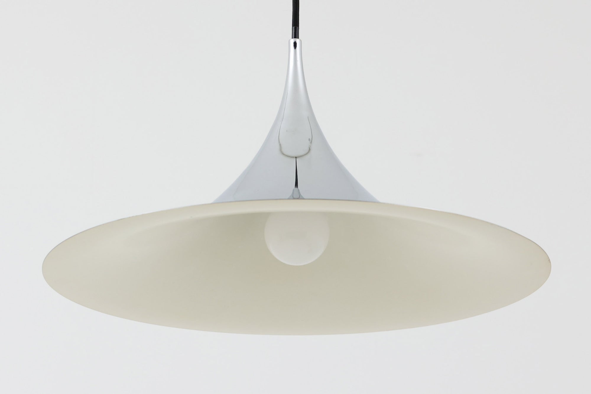 1967年にClaus Bonderup &amp; Torsten Thorupによってデザインされた名作「Semiペンダントランプ」です。高度な技術で一枚のアルミ板を絞り出すことで、美しいラインが形成されています。ビンテージ品のクロームは現地でも中々見かけない希少なモデルとなります。