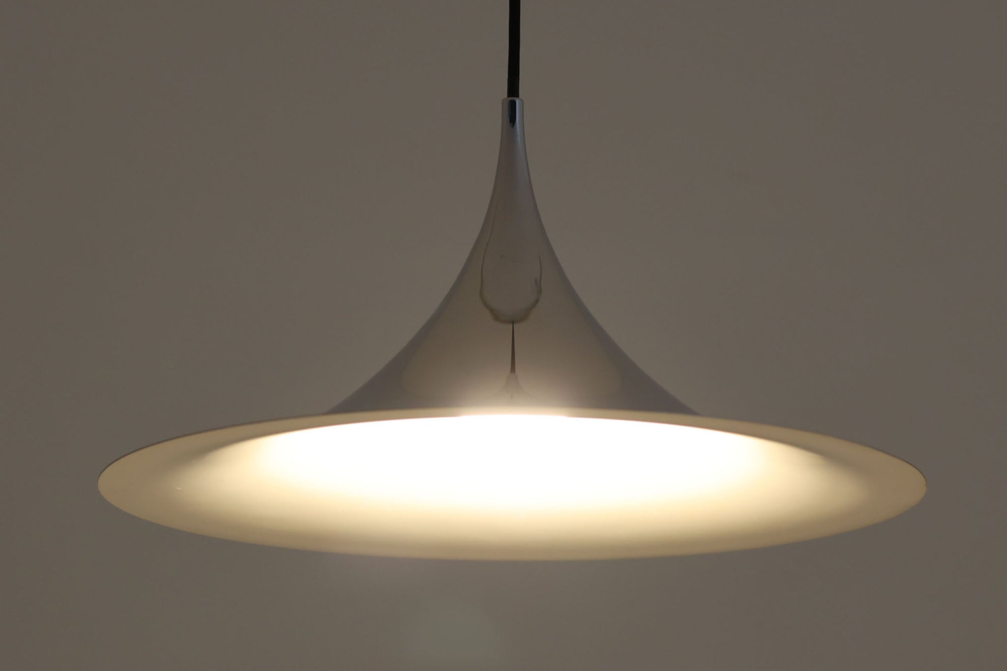 1967年にClaus Bonderup &amp; Torsten Thorupによってデザインされた名作「Semiペンダントランプ」です。高度な技術で一枚のアルミ板を絞り出すことで、美しいラインが形成されています。ビンテージ品のクロームは現地でも中々見かけない希少なモデルとなります。