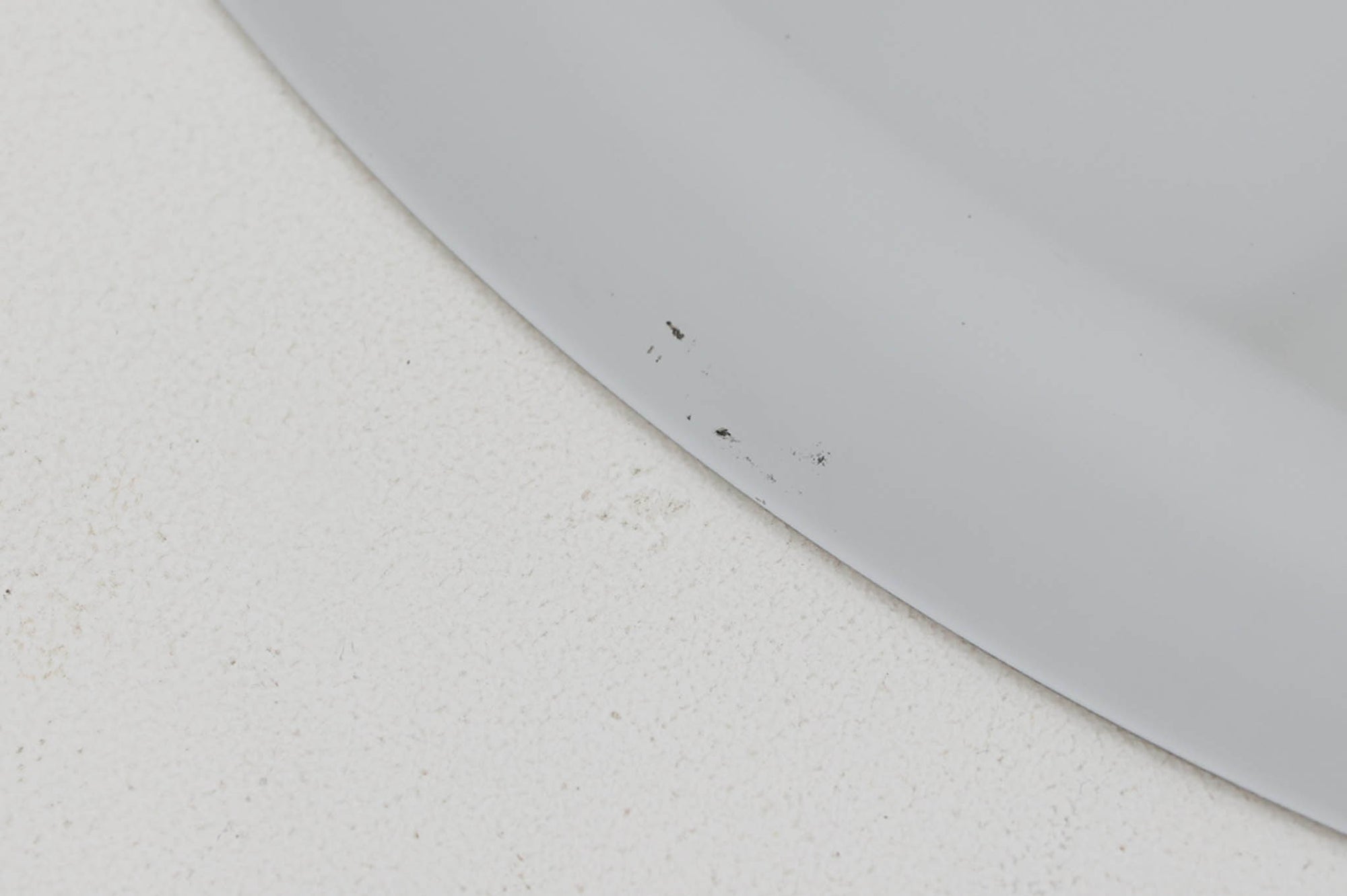 1967年にClaus Bonderup &amp; Torsten Thorupによってデザインされた名作「Semiペンダントランプ」です。高度な技術で一枚のアルミ板を絞り出すことで、美しいラインが形成されています。ビンテージ品のクロームは現地でも中々見かけない希少なモデルとなります。