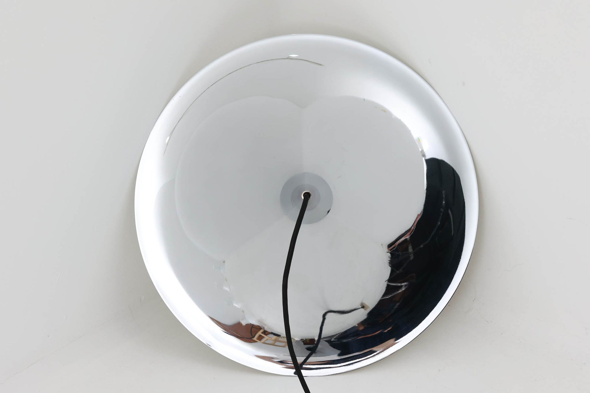 1967年にClaus Bonderup &amp; Torsten Thorupによってデザインされた名作「Semiペンダントランプ」です。高度な技術で一枚のアルミ板を絞り出すことで、美しいラインが形成されています。ビンテージ品のクロームは現地でも中々見かけない希少なモデルとなります。