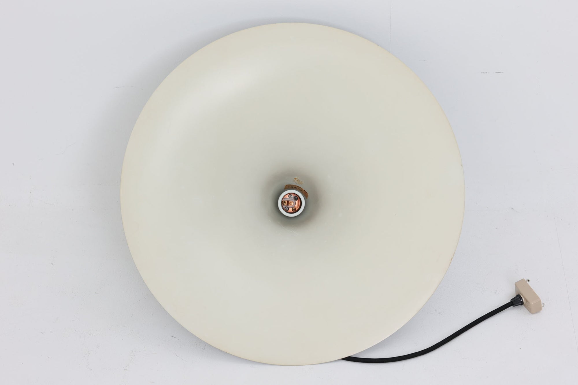 1967年にClaus Bonderup &amp; Torsten Thorupによってデザインされた名作「Semiペンダントランプ」です。高度な技術で一枚のアルミ板を絞り出すことで、美しいラインが形成されています。ビンテージ品のクロームは現地でも中々見かけない希少なモデルとなります。