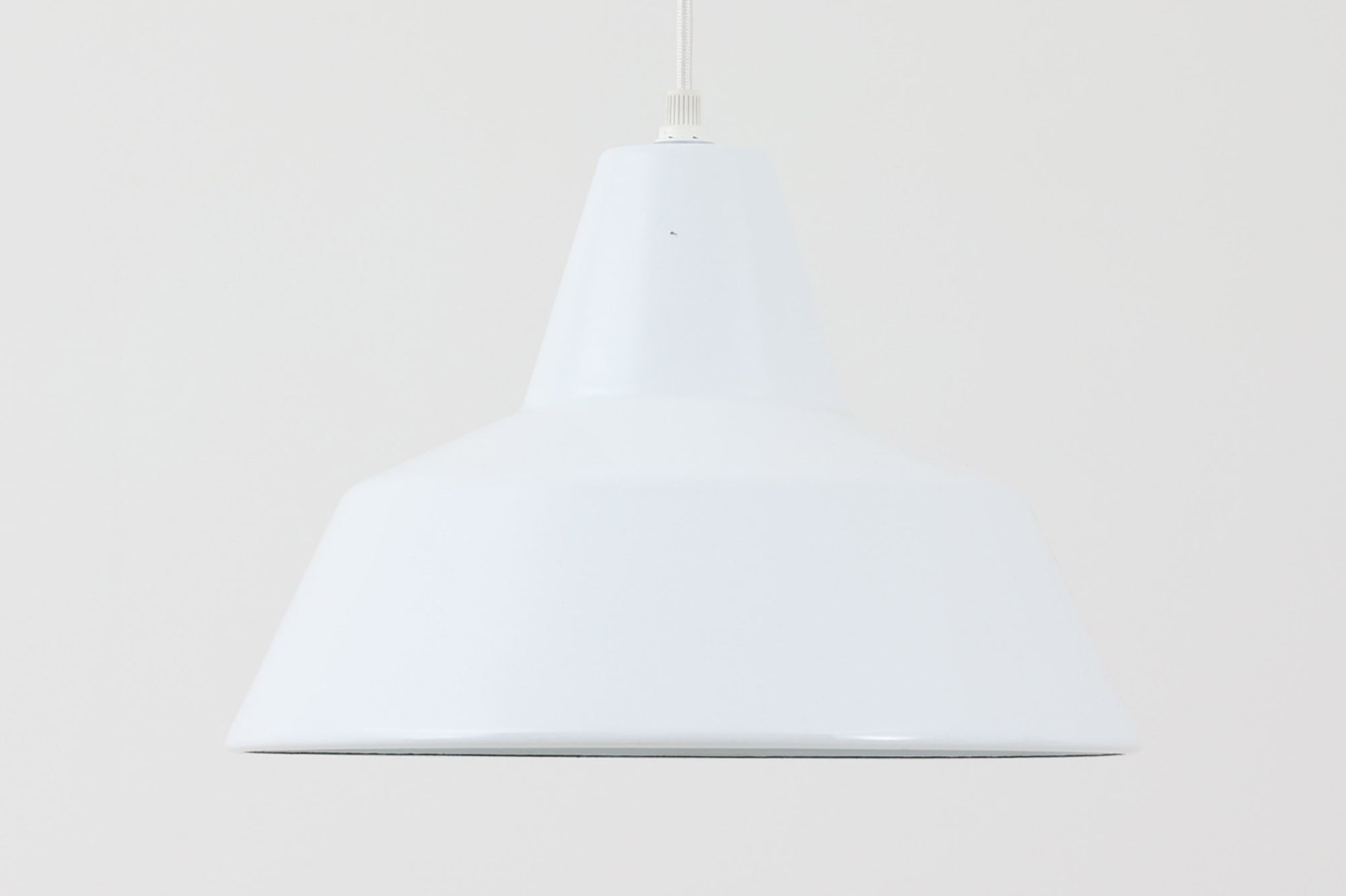 「The work shop lamp」です。Louis Poulsen社の定番ランプ。復刻品はアルミ製ですが、こちらはビンテージ品ならではの琺瑯＆エナメルモデル。艶感が魅力的です。