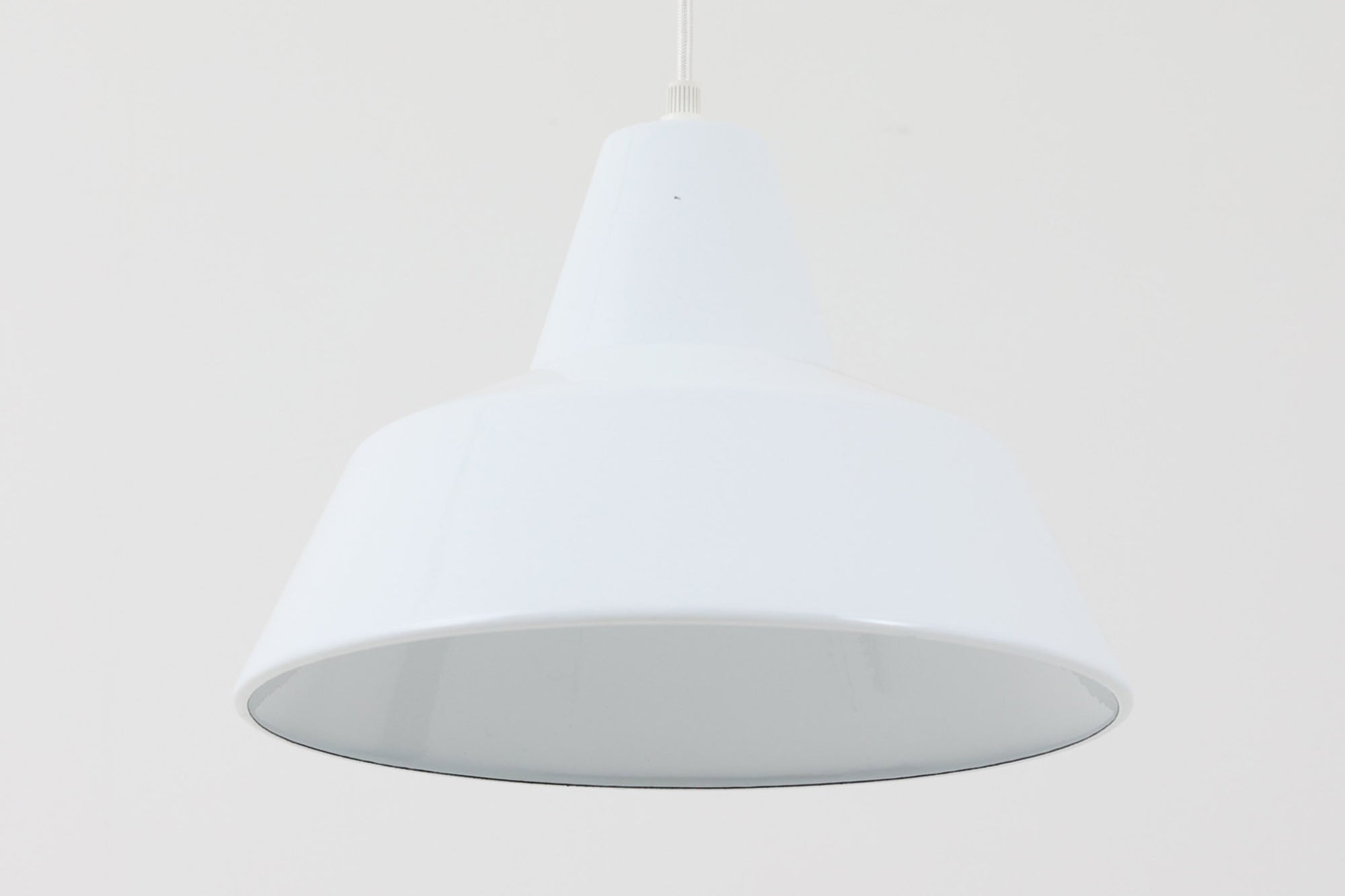 「The work shop lamp」です。Louis Poulsen社の定番ランプ。復刻品はアルミ製ですが、こちらはビンテージ品ならではの琺瑯＆エナメルモデル。艶感が魅力的です。