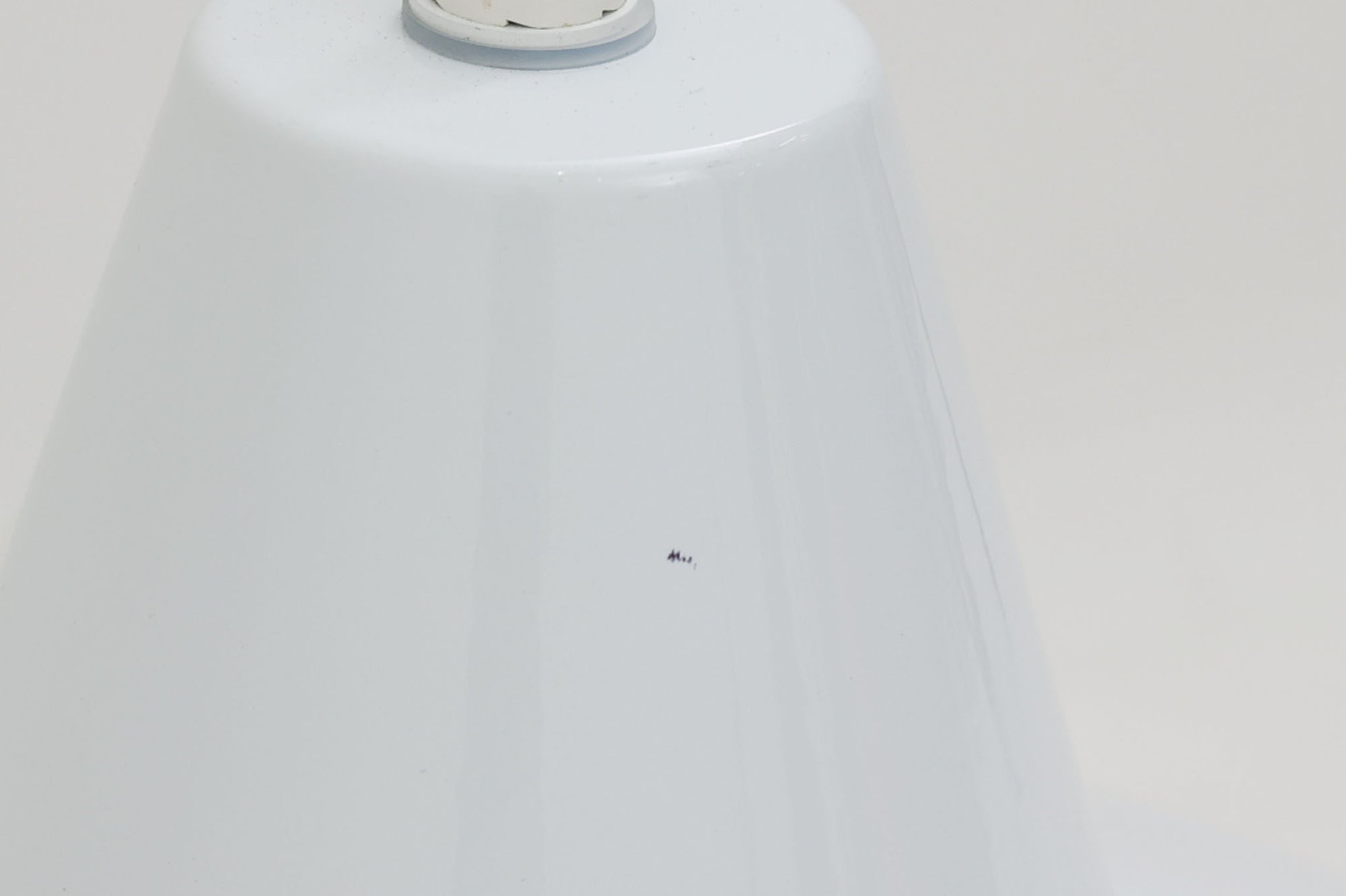 「The work shop lamp」です。Louis Poulsen社の定番ランプ。復刻品はアルミ製ですが、こちらはビンテージ品ならではの琺瑯＆エナメルモデル。艶感が魅力的です。