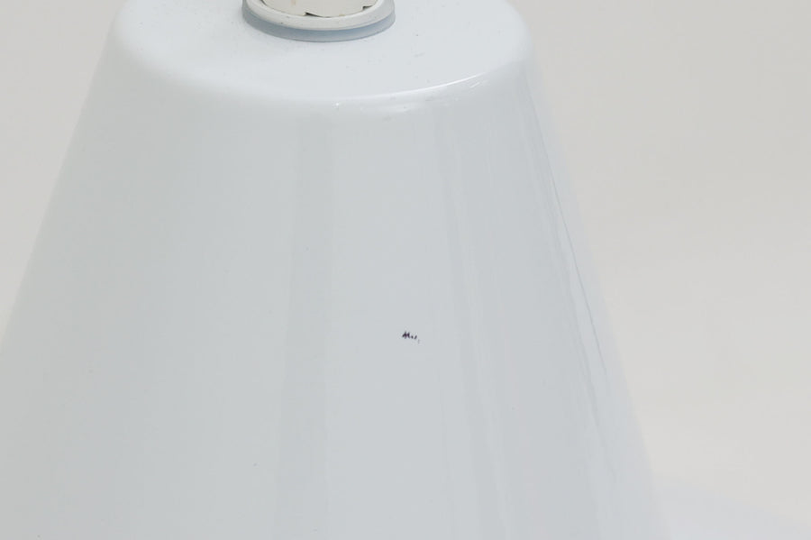 「The work shop lamp」です。Louis Poulsen社の定番ランプ。復刻品はアルミ製ですが、こちらはビンテージ品ならではの琺瑯＆エナメルモデル。艶感が魅力的です。