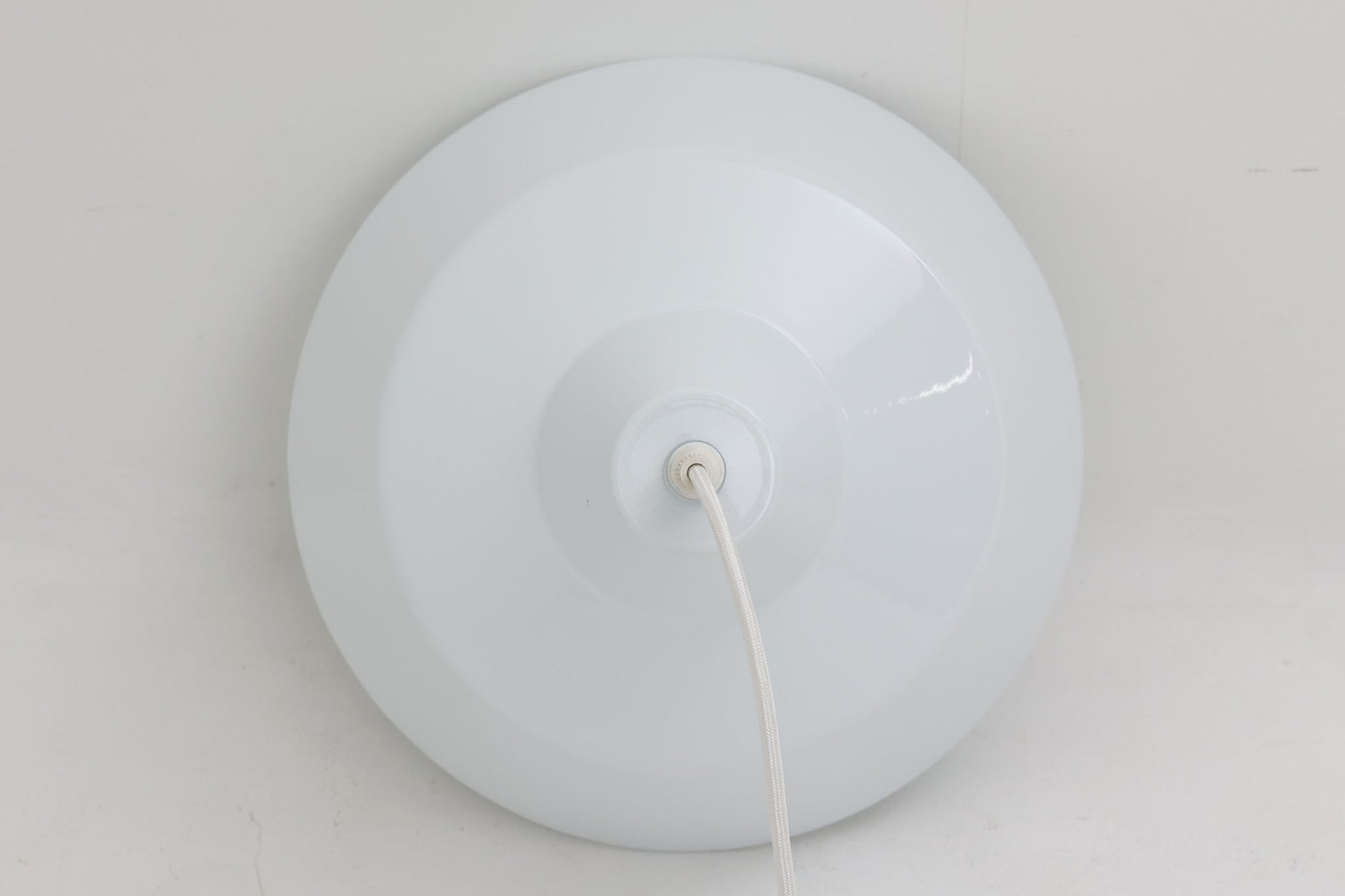 「The work shop lamp」です。Louis Poulsen社の定番ランプ。復刻品はアルミ製ですが、こちらはビンテージ品ならではの琺瑯＆エナメルモデル。艶感が魅力的です。
