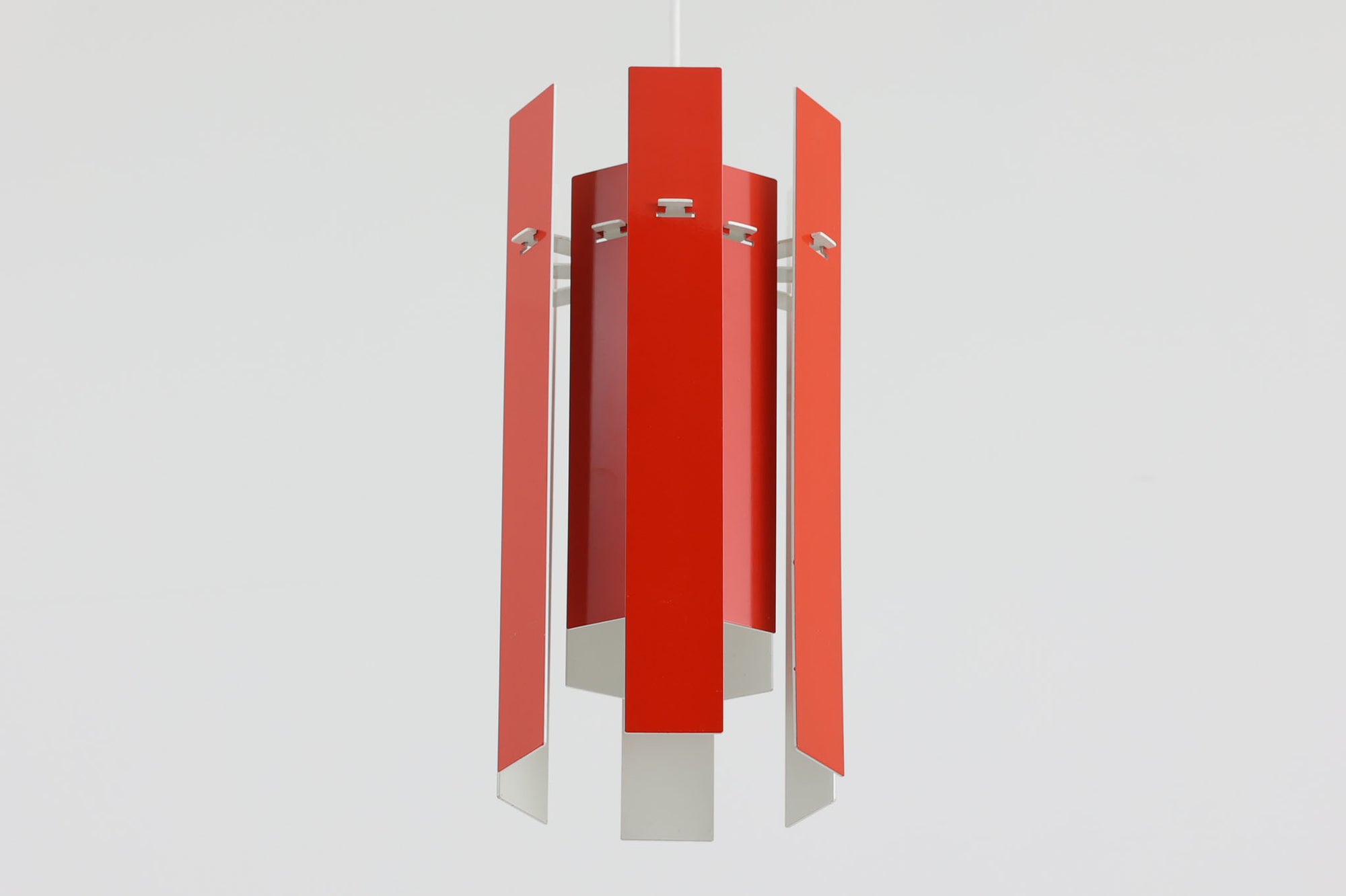 Henning Rehhof によってデザインされた「Cocktail」です。シェードのパーツは赤と白のリバーシブル仕様になっており、雰囲気や気分に応じて色味を変えることができます。また、日本の風鈴のように風を受けると心地よい音が鳴る点も特徴です。