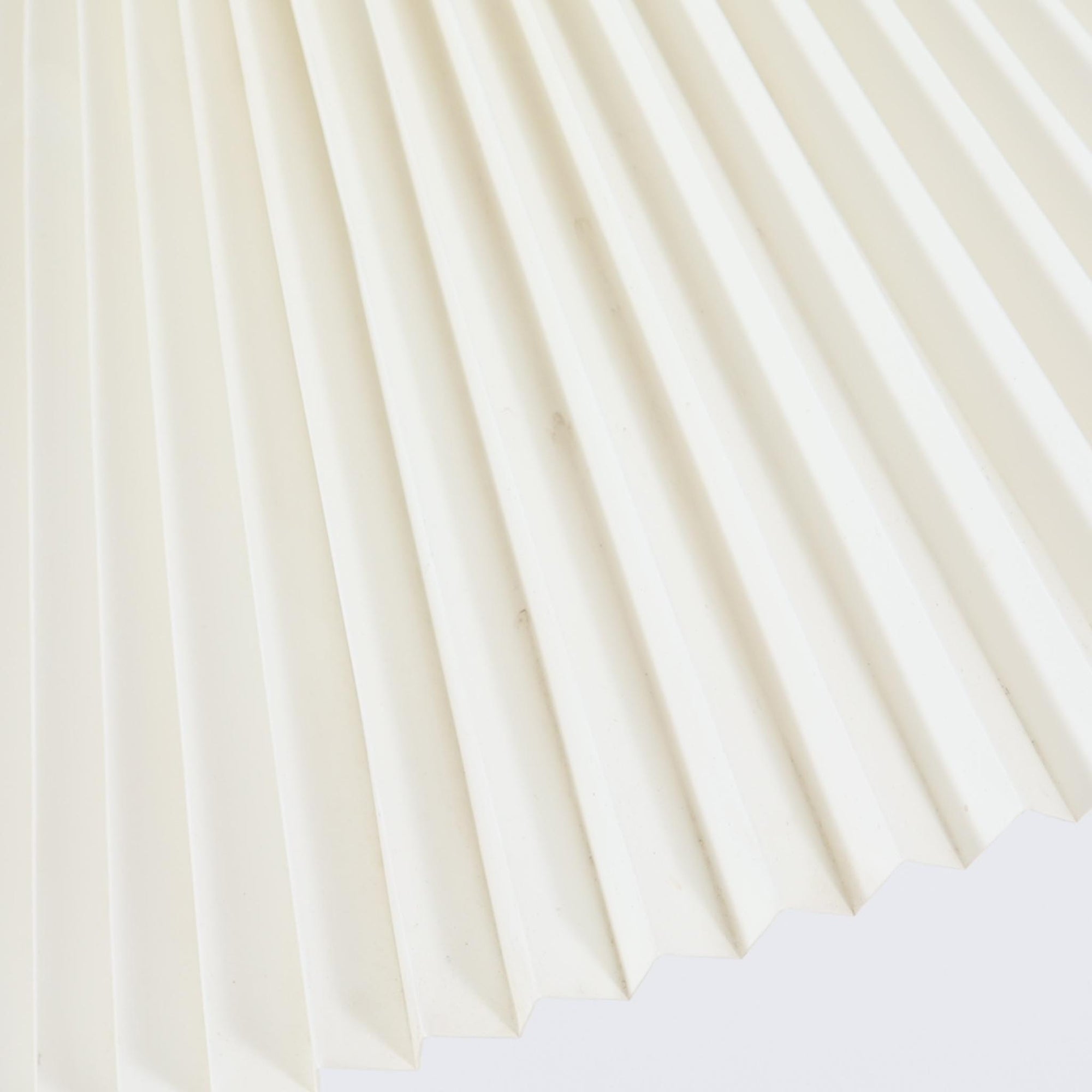 北欧から買い付けたLE KLINT社製の「370フロアランプ」です。支柱は高さ調整と回転が可能で、ソファー横やベッドサイドなど、さまざまなシーンで使い勝手が良いランプです。2002年にデザインされた比較的新しいモデルで、シンプルながらも実用性の高いデザインが特徴です。