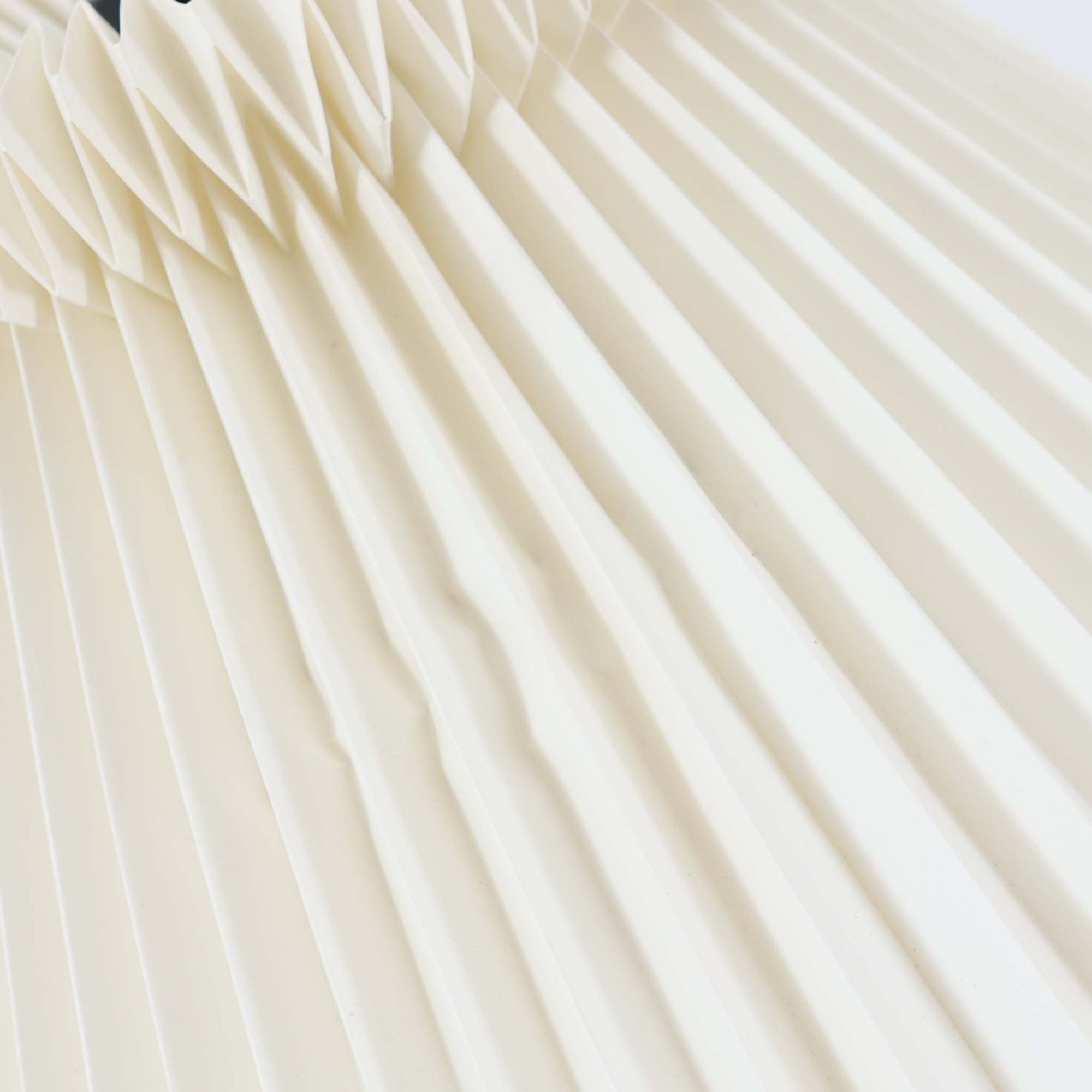 北欧から買い付けたLE KLINT社製の「370フロアランプ」です。支柱は高さ調整と回転が可能で、ソファー横やベッドサイドなど、さまざまなシーンで使い勝手が良いランプです。2002年にデザインされた比較的新しいモデルで、シンプルながらも実用性の高いデザインが特徴です。