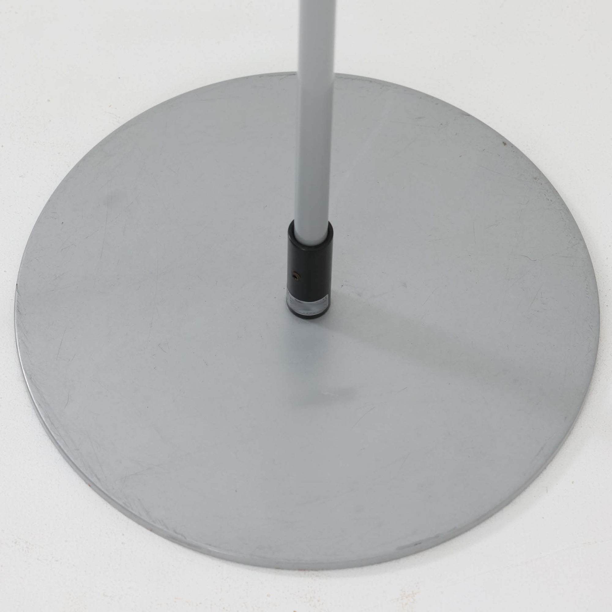 北欧から買い付けたLE KLINT社製の「370フロアランプ」です。支柱は高さ調整と回転が可能で、ソファー横やベッドサイドなど、さまざまなシーンで使い勝手が良いランプです。2002年にデザインされた比較的新しいモデルで、シンプルながらも実用性の高いデザインが特徴です。