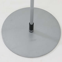 北欧から買い付けたLE KLINT社製の「370フロアランプ」です。支柱は高さ調整と回転が可能で、ソファー横やベッドサイドなど、さまざまなシーンで使い勝手が良いランプです。2002年にデザインされた比較的新しいモデルで、シンプルながらも実用性の高いデザインが特徴です。