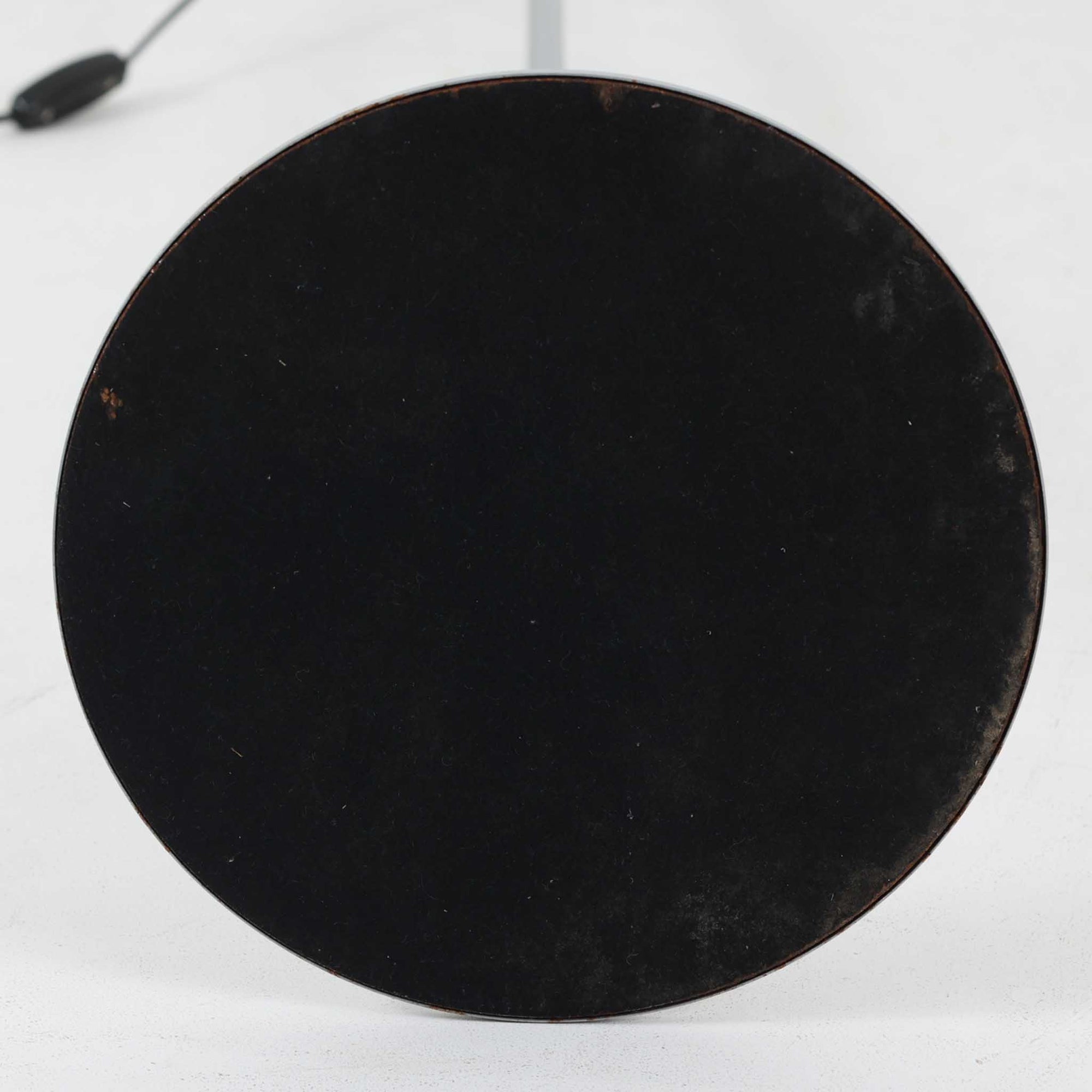 北欧から買い付けたLE KLINT社製の「370フロアランプ」です。支柱は高さ調整と回転が可能で、ソファー横やベッドサイドなど、さまざまなシーンで使い勝手が良いランプです。2002年にデザインされた比較的新しいモデルで、シンプルながらも実用性の高いデザインが特徴です。