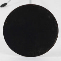 北欧から買い付けたLE KLINT社製の「370フロアランプ」です。支柱は高さ調整と回転が可能で、ソファー横やベッドサイドなど、さまざまなシーンで使い勝手が良いランプです。2002年にデザインされた比較的新しいモデルで、シンプルながらも実用性の高いデザインが特徴です。