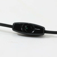 北欧から買い付けたLE KLINT社製の「370フロアランプ」です。支柱は高さ調整と回転が可能で、ソファー横やベッドサイドなど、さまざまなシーンで使い勝手が良いランプです。2002年にデザインされた比較的新しいモデルで、シンプルながらも実用性の高いデザインが特徴です。