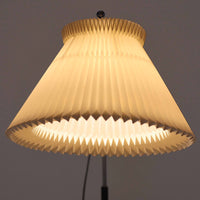 北欧から買い付けたLE KLINT社製の「370フロアランプ」です。支柱は高さ調整と回転が可能で、ソファー横やベッドサイドなど、さまざまなシーンで使い勝手が良いランプです。2002年にデザインされた比較的新しいモデルで、シンプルながらも実用性の高いデザインが特徴です。