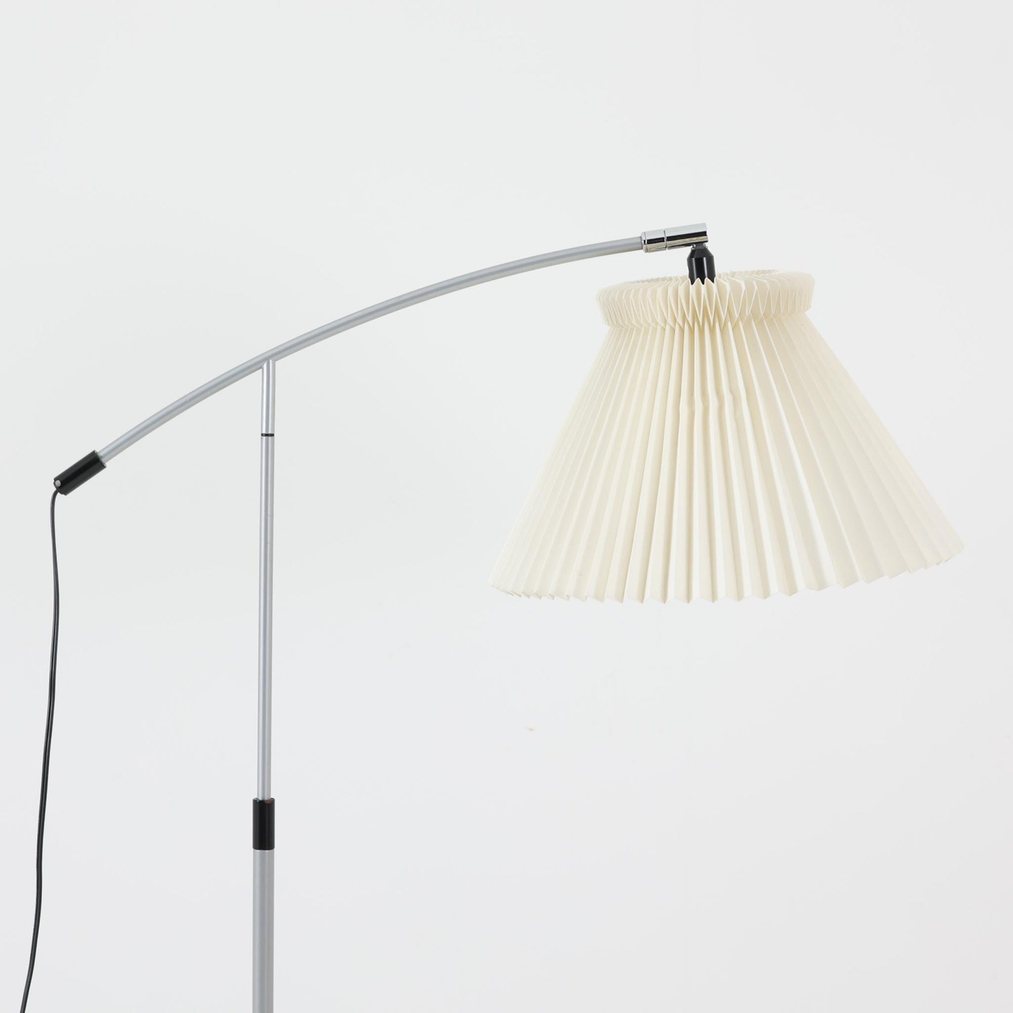 北欧から買い付けたLE KLINT社製の「370フロアランプ」です。支柱は高さ調整と回転が可能で、ソファー横やベッドサイドなど、さまざまなシーンで使い勝手が良いランプです。2002年にデザインされた比較的新しいモデルで、シンプルながらも実用性の高いデザインが特徴です。