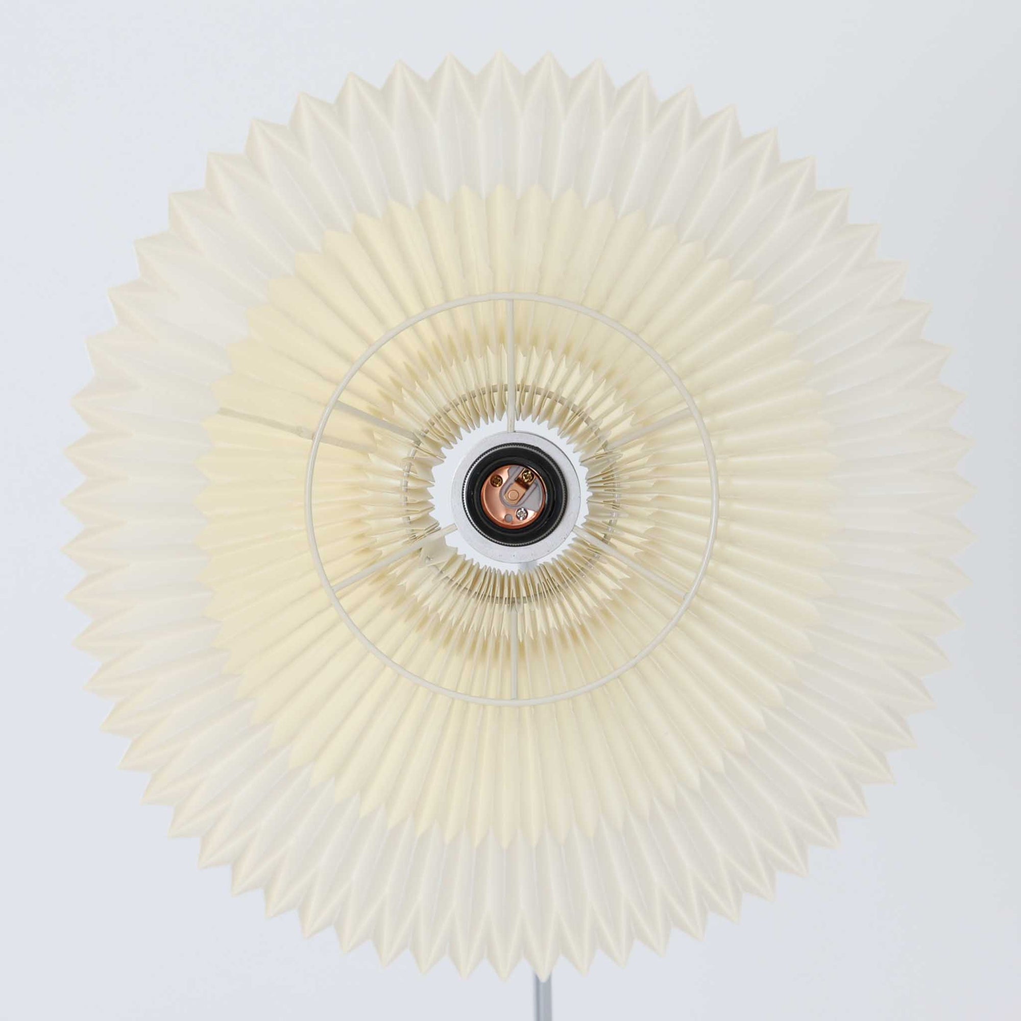 北欧から買い付けたLE KLINT社製の「370フロアランプ」です。支柱は高さ調整と回転が可能で、ソファー横やベッドサイドなど、さまざまなシーンで使い勝手が良いランプです。2002年にデザインされた比較的新しいモデルで、シンプルながらも実用性の高いデザインが特徴です。