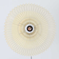 北欧から買い付けたLE KLINT社製の「370フロアランプ」です。支柱は高さ調整と回転が可能で、ソファー横やベッドサイドなど、さまざまなシーンで使い勝手が良いランプです。2002年にデザインされた比較的新しいモデルで、シンプルながらも実用性の高いデザインが特徴です。