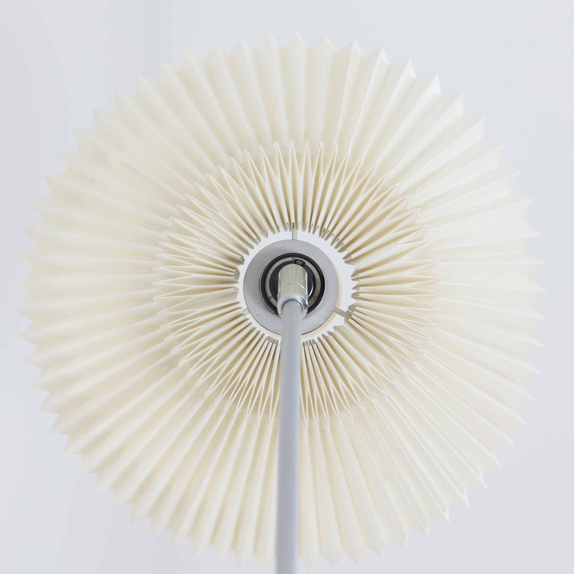 北欧から買い付けたLE KLINT社製の「370フロアランプ」です。支柱は高さ調整と回転が可能で、ソファー横やベッドサイドなど、さまざまなシーンで使い勝手が良いランプです。2002年にデザインされた比較的新しいモデルで、シンプルながらも実用性の高いデザインが特徴です。