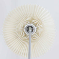 北欧から買い付けたLE KLINT社製の「370フロアランプ」です。支柱は高さ調整と回転が可能で、ソファー横やベッドサイドなど、さまざまなシーンで使い勝手が良いランプです。2002年にデザインされた比較的新しいモデルで、シンプルながらも実用性の高いデザインが特徴です。