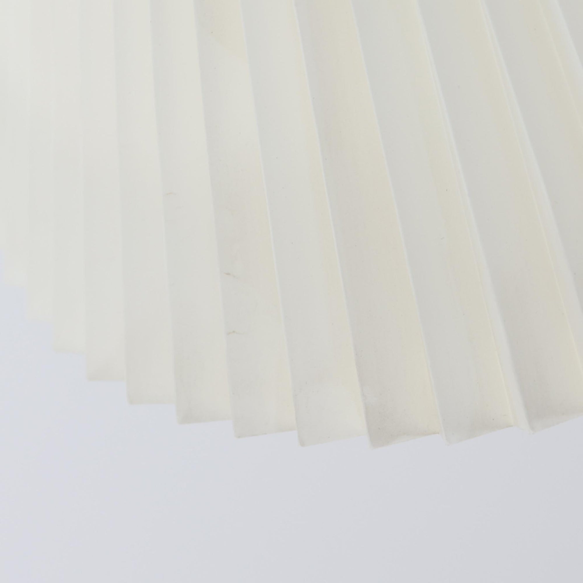 北欧から買い付けたLE KLINT社製の「370フロアランプ」です。支柱は高さ調整と回転が可能で、ソファー横やベッドサイドなど、さまざまなシーンで使い勝手が良いランプです。2002年にデザインされた比較的新しいモデルで、シンプルながらも実用性の高いデザインが特徴です。