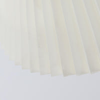 北欧から買い付けたLE KLINT社製の「370フロアランプ」です。支柱は高さ調整と回転が可能で、ソファー横やベッドサイドなど、さまざまなシーンで使い勝手が良いランプです。2002年にデザインされた比較的新しいモデルで、シンプルながらも実用性の高いデザインが特徴です。