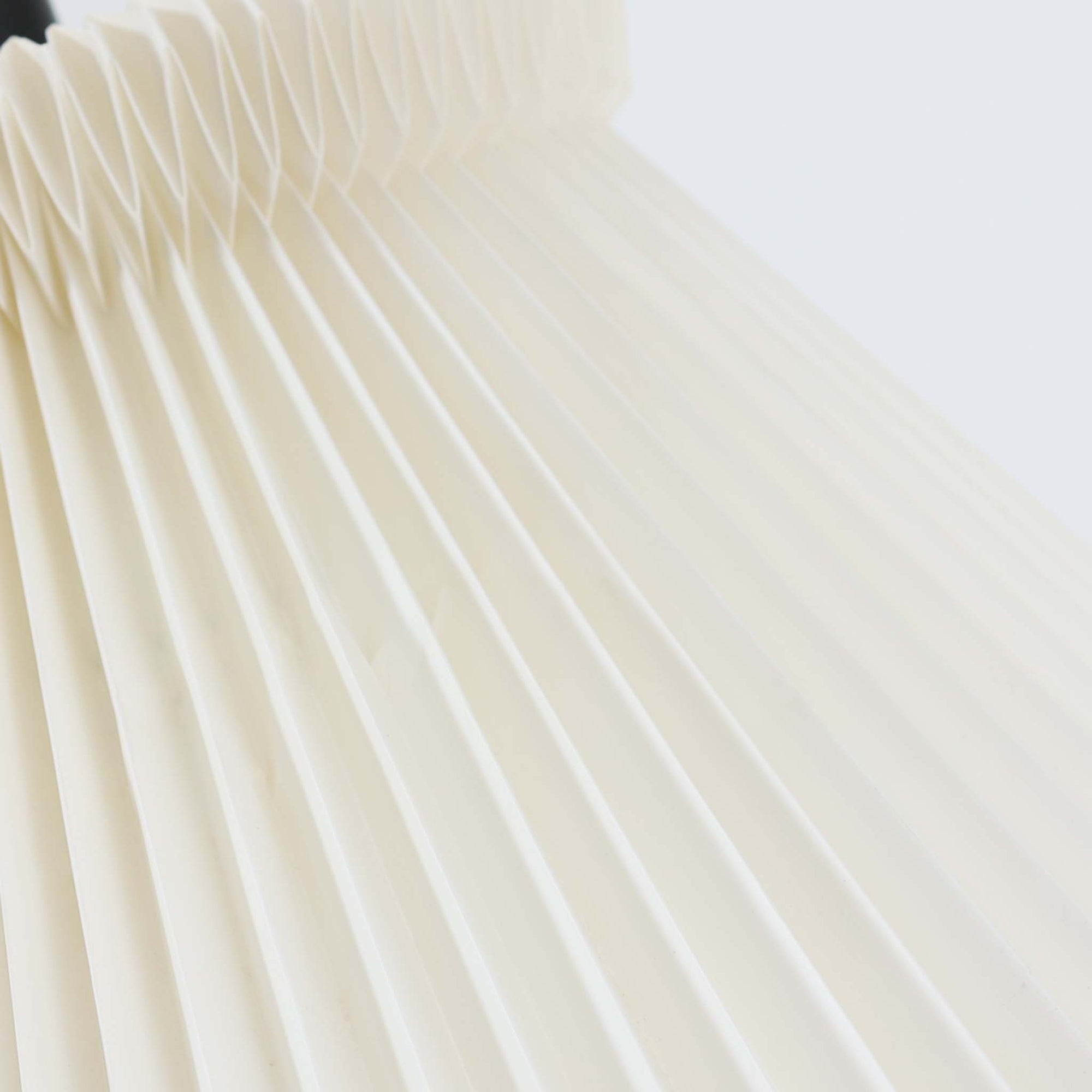 北欧から買い付けたLE KLINT社製の「370フロアランプ」です。支柱は高さ調整と回転が可能で、ソファー横やベッドサイドなど、さまざまなシーンで使い勝手が良いランプです。2002年にデザインされた比較的新しいモデルで、シンプルながらも実用性の高いデザインが特徴です。