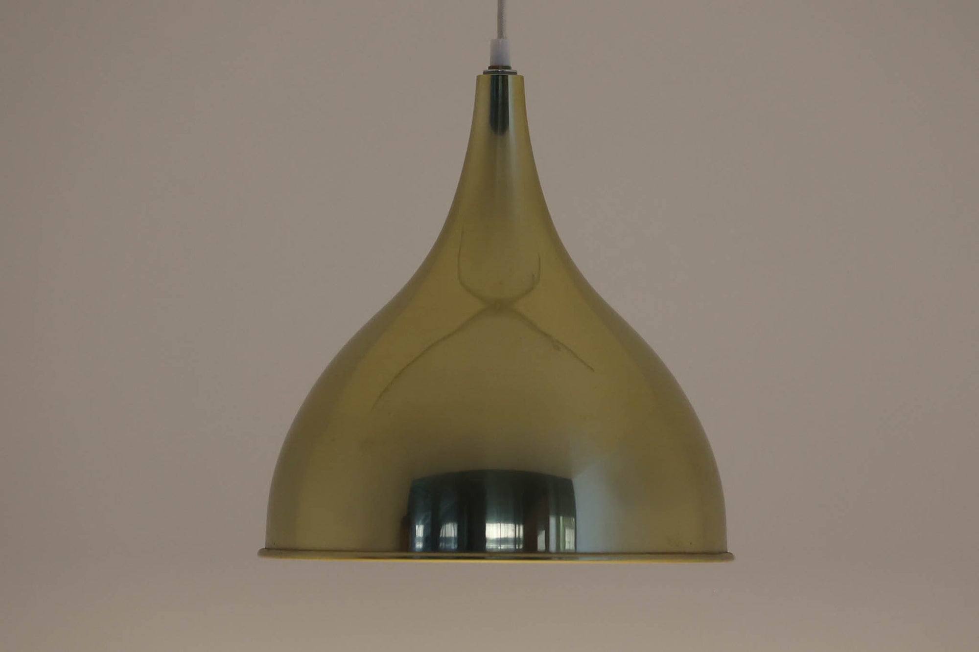 デンマークから買い付けました。1977年のFog & morup社のカタログにも掲載されている「Silhuet」です。真鍮塗装を施された有機的な形状のアルミニウムシェードが特徴です。