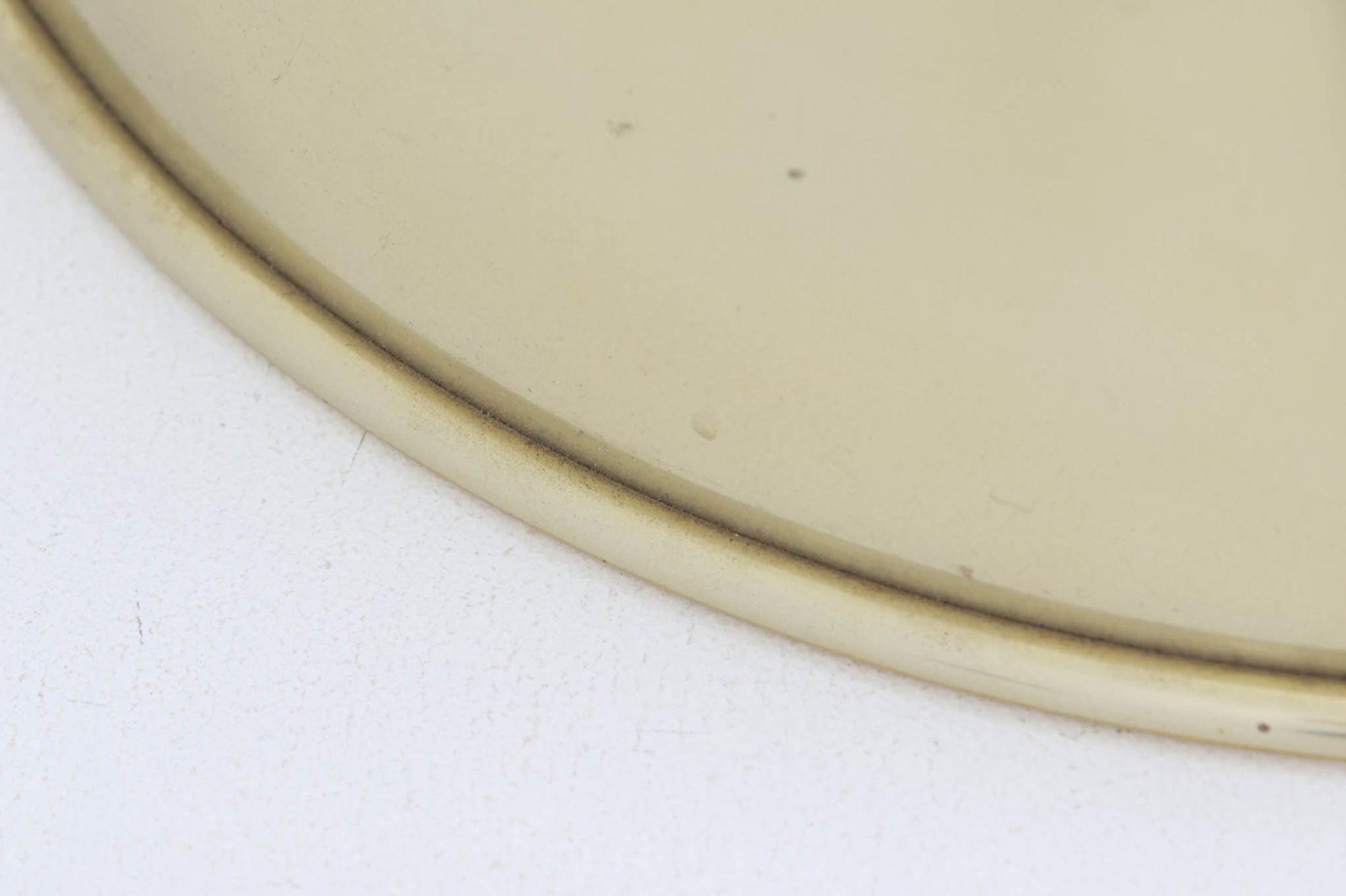 デンマークから買い付けました。1977年のFog &amp; morup社のカタログにも掲載されている「Silhuet」です。真鍮塗装を施された有機的な形状のアルミニウムシェードが特徴です。